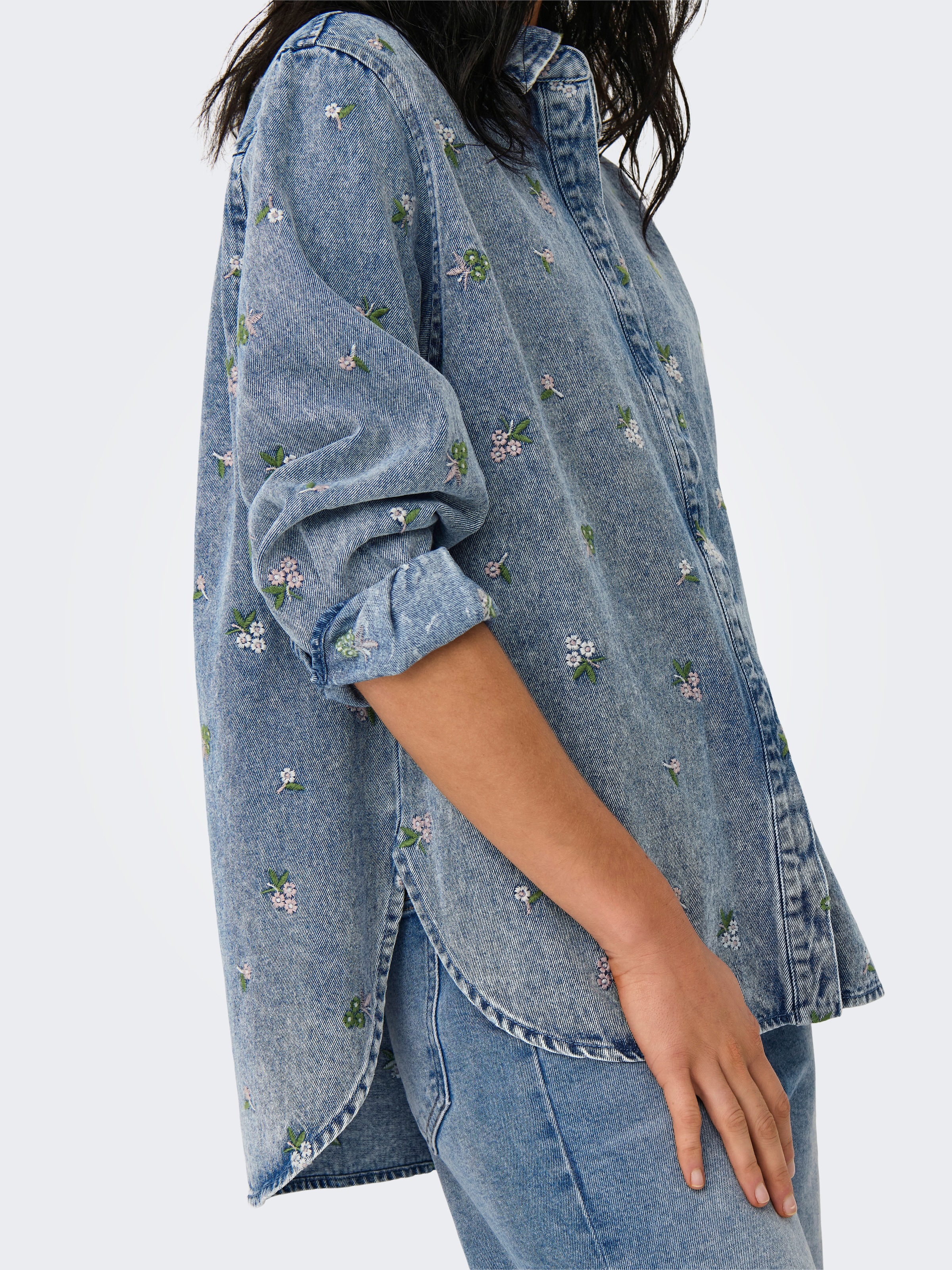 Thumbnail - ONLY Jeansbluse "ONLVERA L/S FLOWER EMB SHIRT DNM YOR"