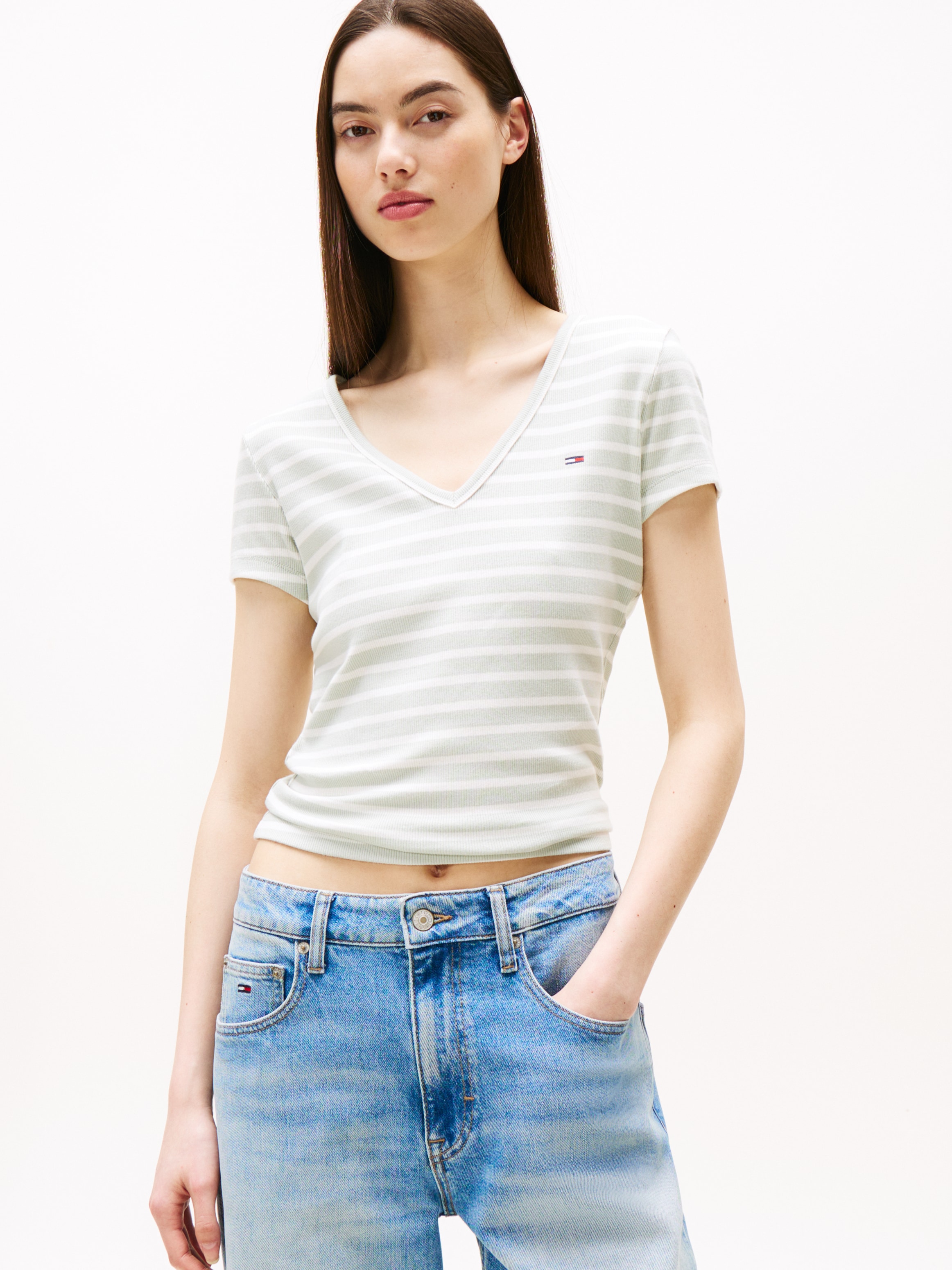 Tommy Jeans T-Shirt "TJW SLIM ESSENTIAL RIB V SS", mit Logostickerei günstig online kaufen