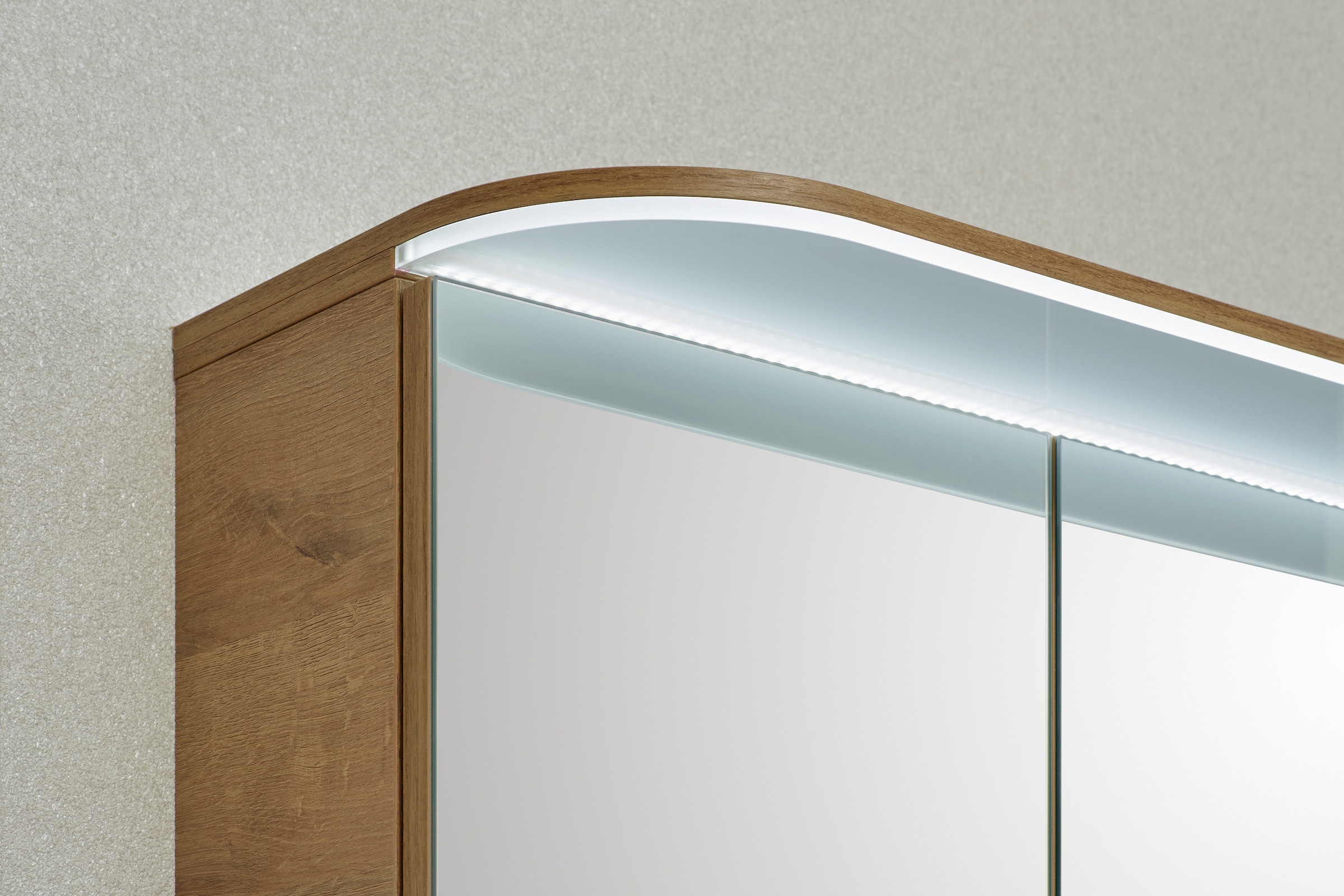 Saphir Spiegelschrank »Balto Sprint Badschrank mit LED-Lichtkranz, 120 cm breit, 3 Türen«, Schalter-/ Steckdosenkombination, inkl. Türdämpfer, 987LM, 12V LED