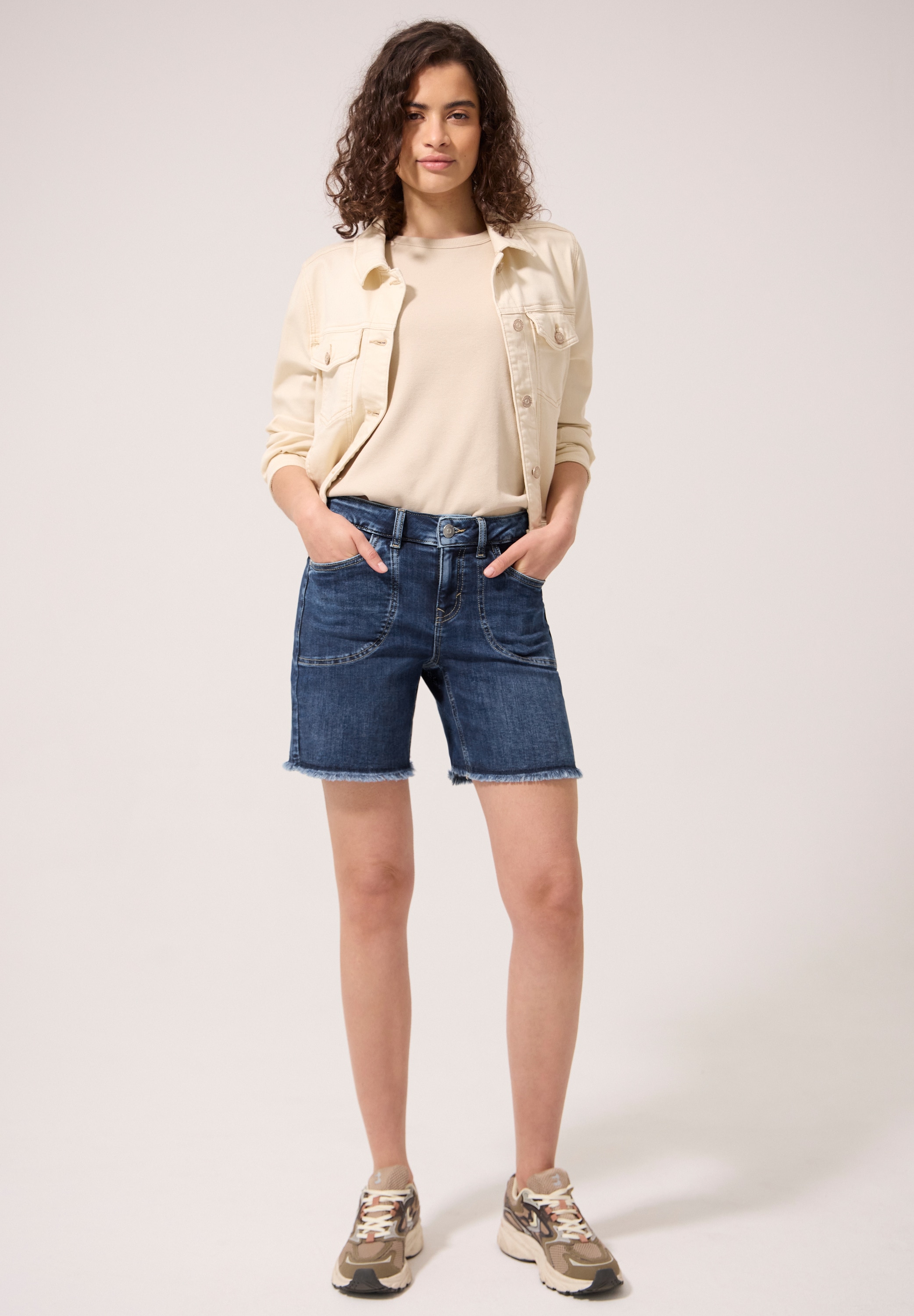 STREET ONE STUDIO Comfort-fit-Jeans mit ausgefranstem Hosensaum