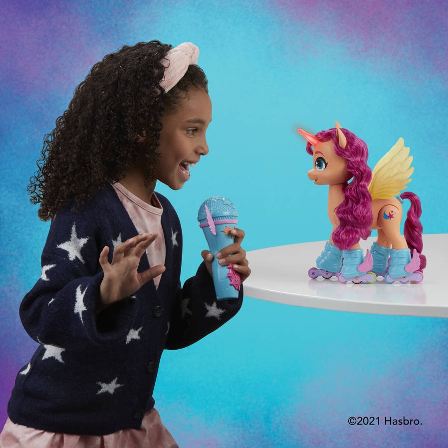 Hasbro Spielfigur »My Little Pony, A New Generation - Sing- und Skatespaß Sunny Starscout«, mit Sound, leuchtendem Horn und bewegl. Flügeln