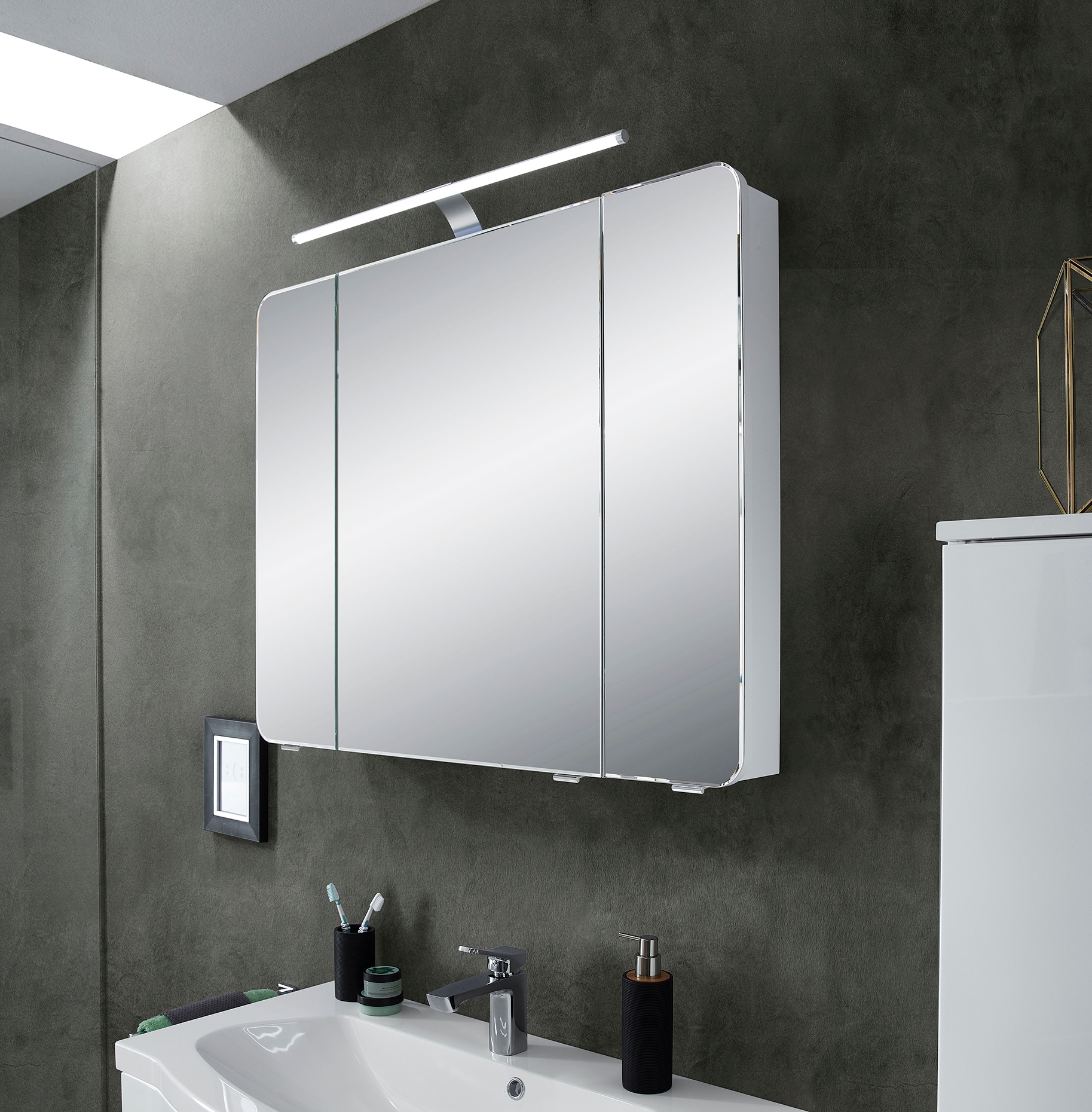 Saphir Spiegelschrank »Serie 4005 Badezimmer-Spiegelschrank inkl. LED-Aufsatzleuchte«, Badschrank 90 cm breit, 3 Türen, 6 Glas-Einlegeböden, inkl. Türdämpfer