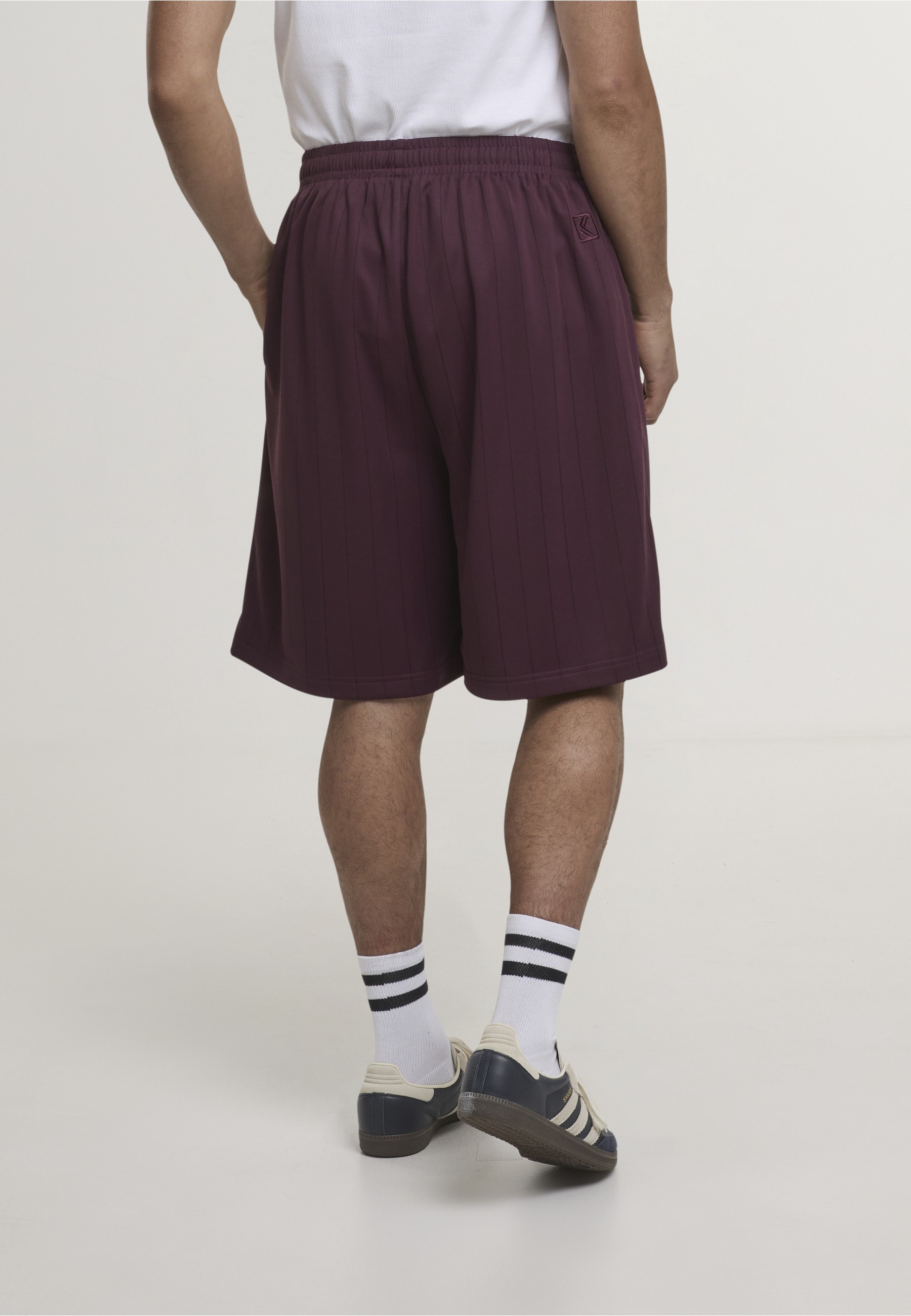 Karl Kani Sweatshorts »Karl Kani KK Insignia Shadow Pinstripe Soccer Shorts«
