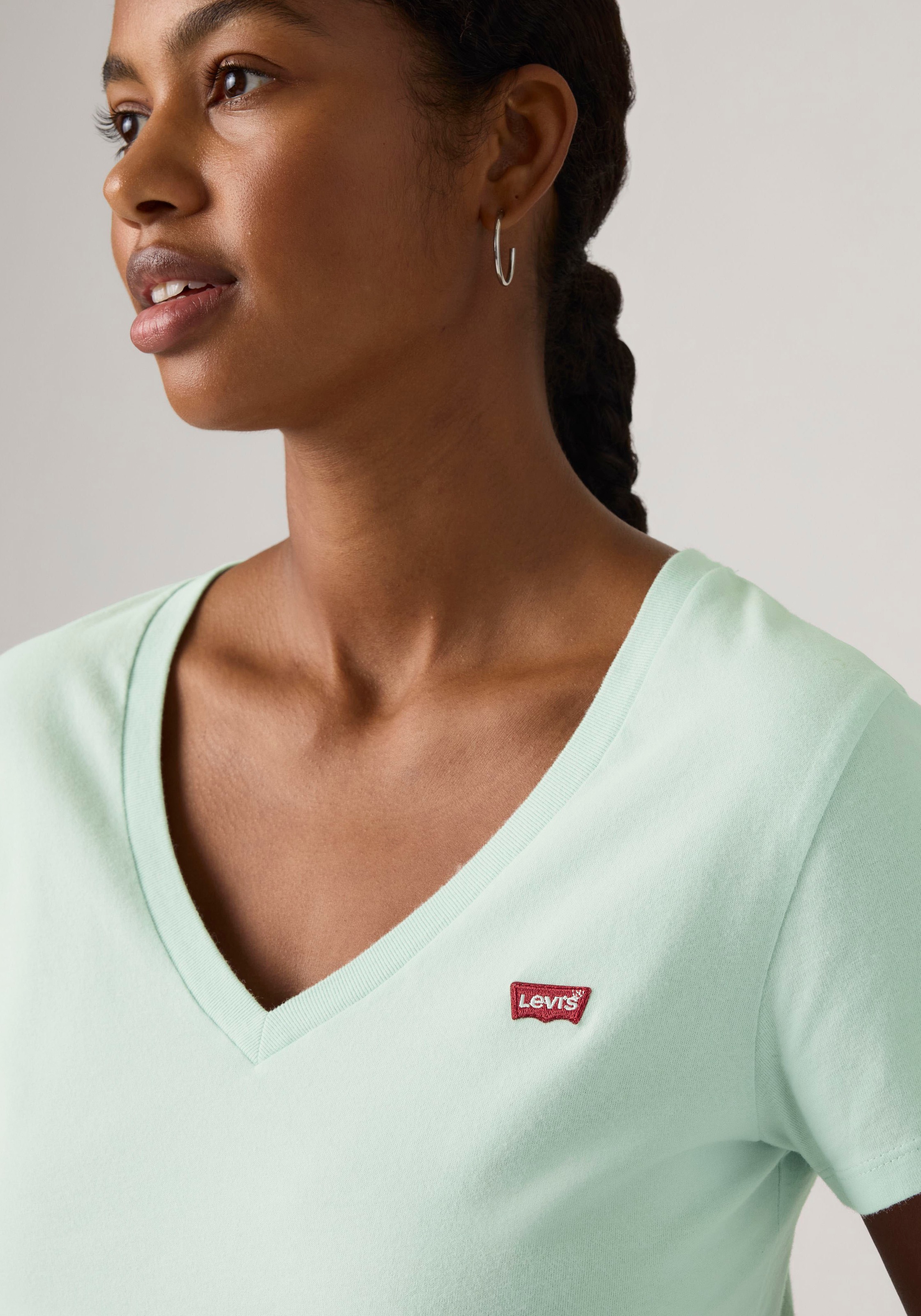 V-Shirt LEVI'S "Perfect Tee", Damen, Gr. L (40), pale blau cotton, Jersey, Obermaterial: 100% Baumwolle, Basic, figurbetont hüftlang, V-Ausschnitt, abgesteppte Kante, Shirts, mit kleinem Batwing- Logo 3