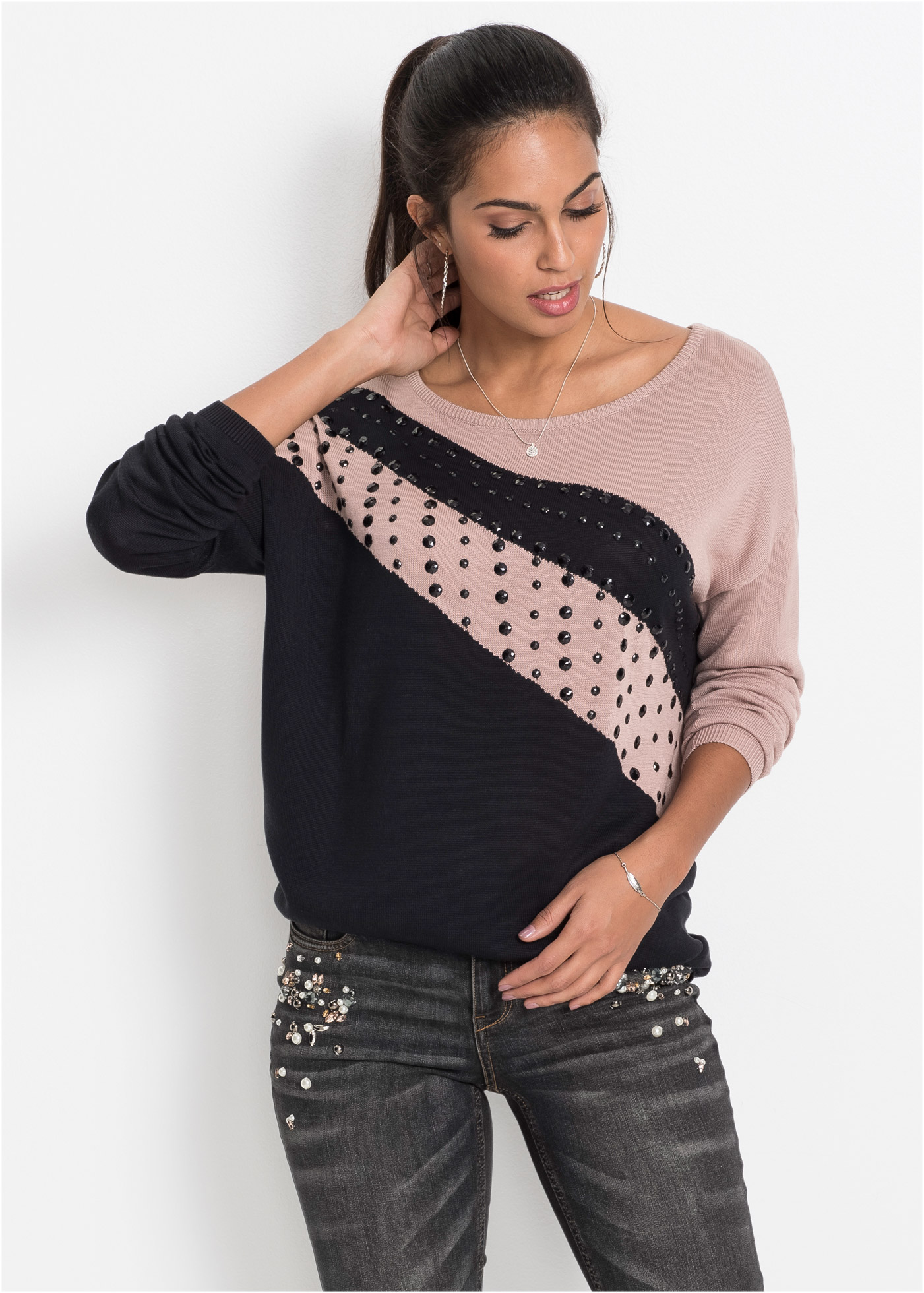 bonprix Longpullover "Longpullover mit Applikation" lässig geschnitten, wunderschöne Schmucksteinchenapplikation