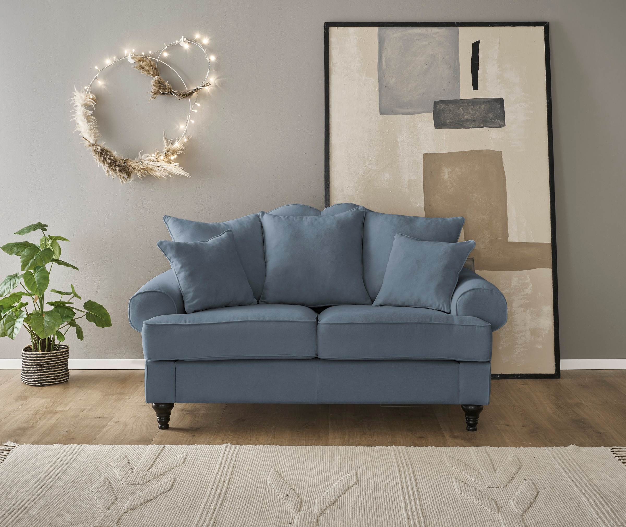 OTTO home 2-Sitzer "Westminster, Sofa im Landhausstil, Couch mit Zierkissen" Federkern-Polsterung, gedrechselter Fuß, hochwertiger Microfaserbezug