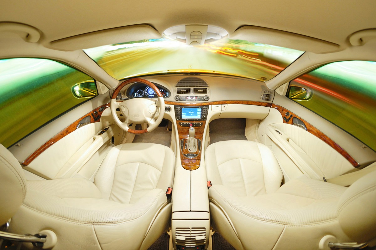 Papermoon Fototapete »Auto von Innen«