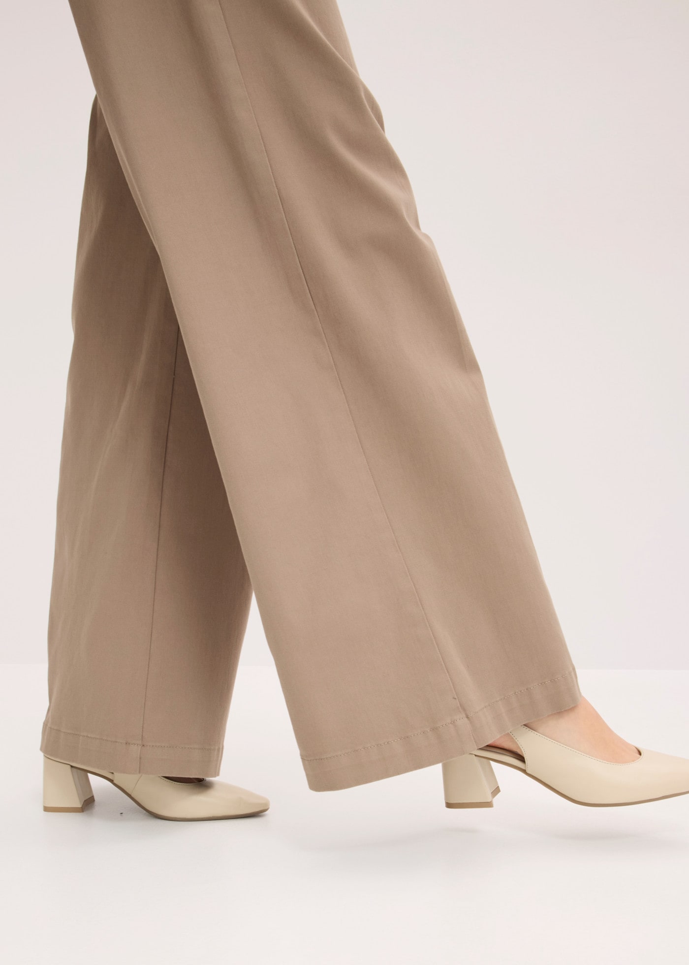 bonprix Webhose  Wide Leg Schnitt, Loose Fit Passform, mit Schmückknöpfen