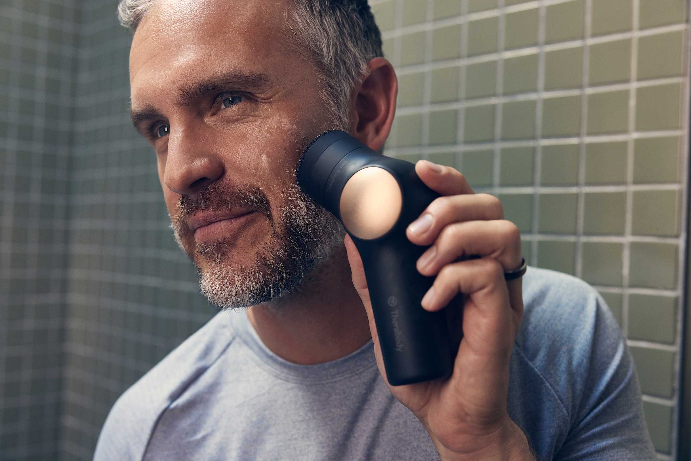 Therabody Gesichtsmassagegerät »TheraFace PRO, preisgekröntes All-in-one-Gerät für die Hautpflege«, Tiefenreinigung, Mikrocurrent, LED-Lichttherapie