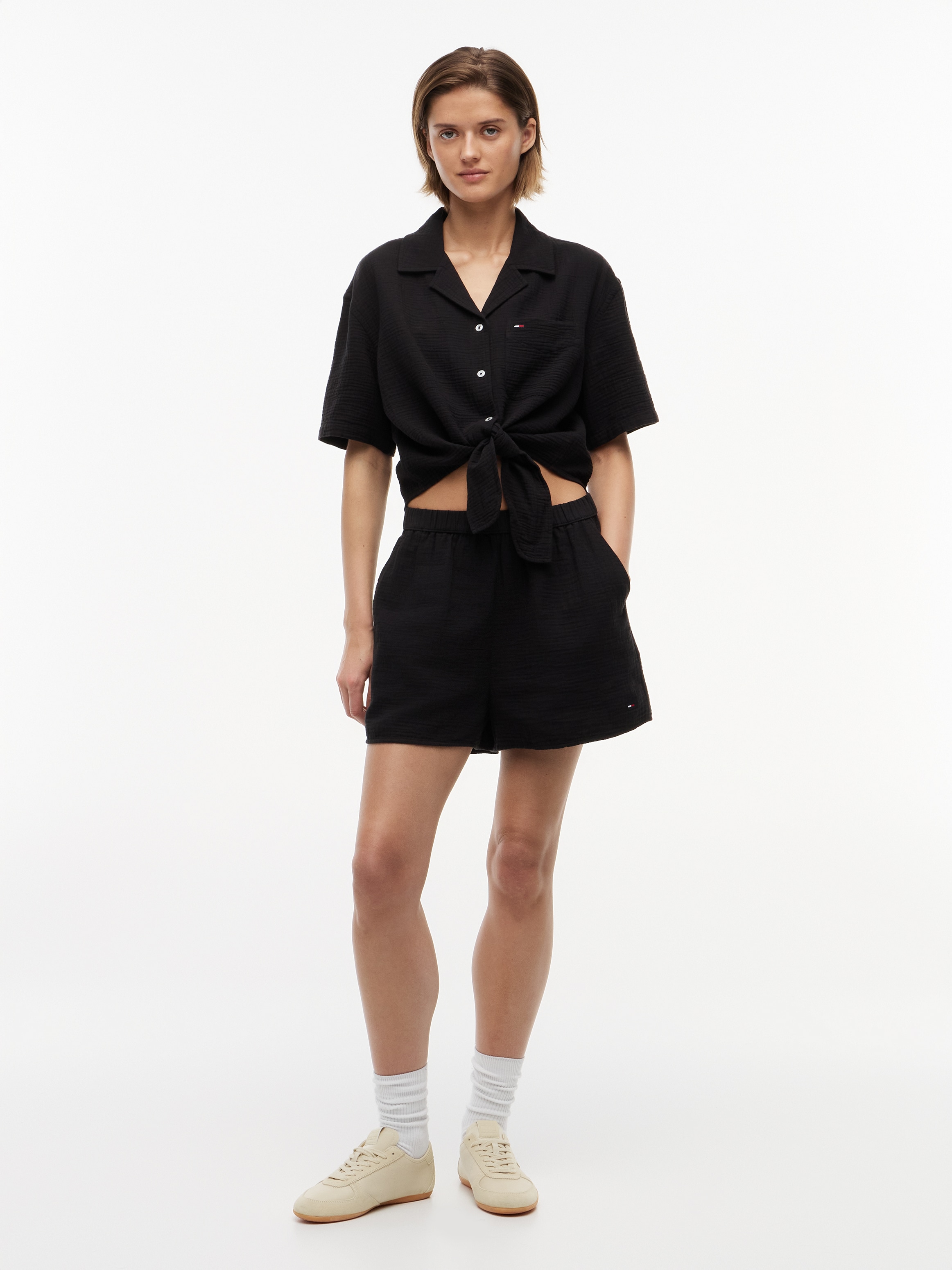 Tommy Jeans Kurzarmbluse »TJW TEXTURED TIE FRONT SS SHIRT« Baumwolle, Brusttasche, Saum zum Knoten