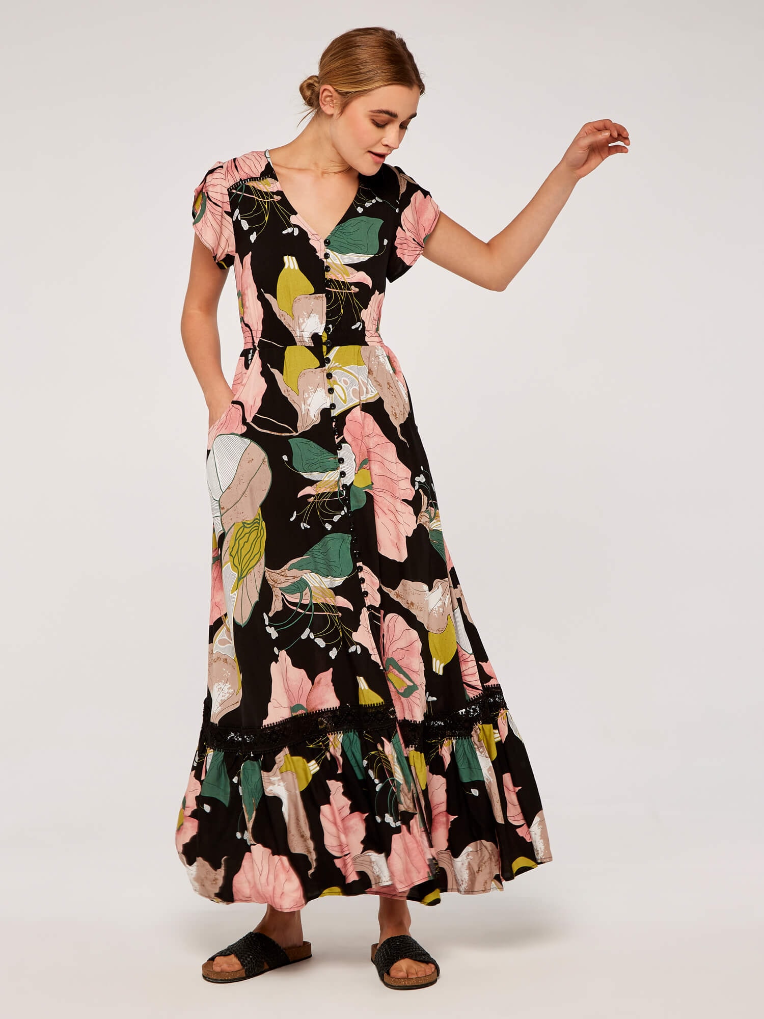 Apricot Maxikleid "Geblümtes Kleid" mit bestickter Bordüre und Blumenmuster
