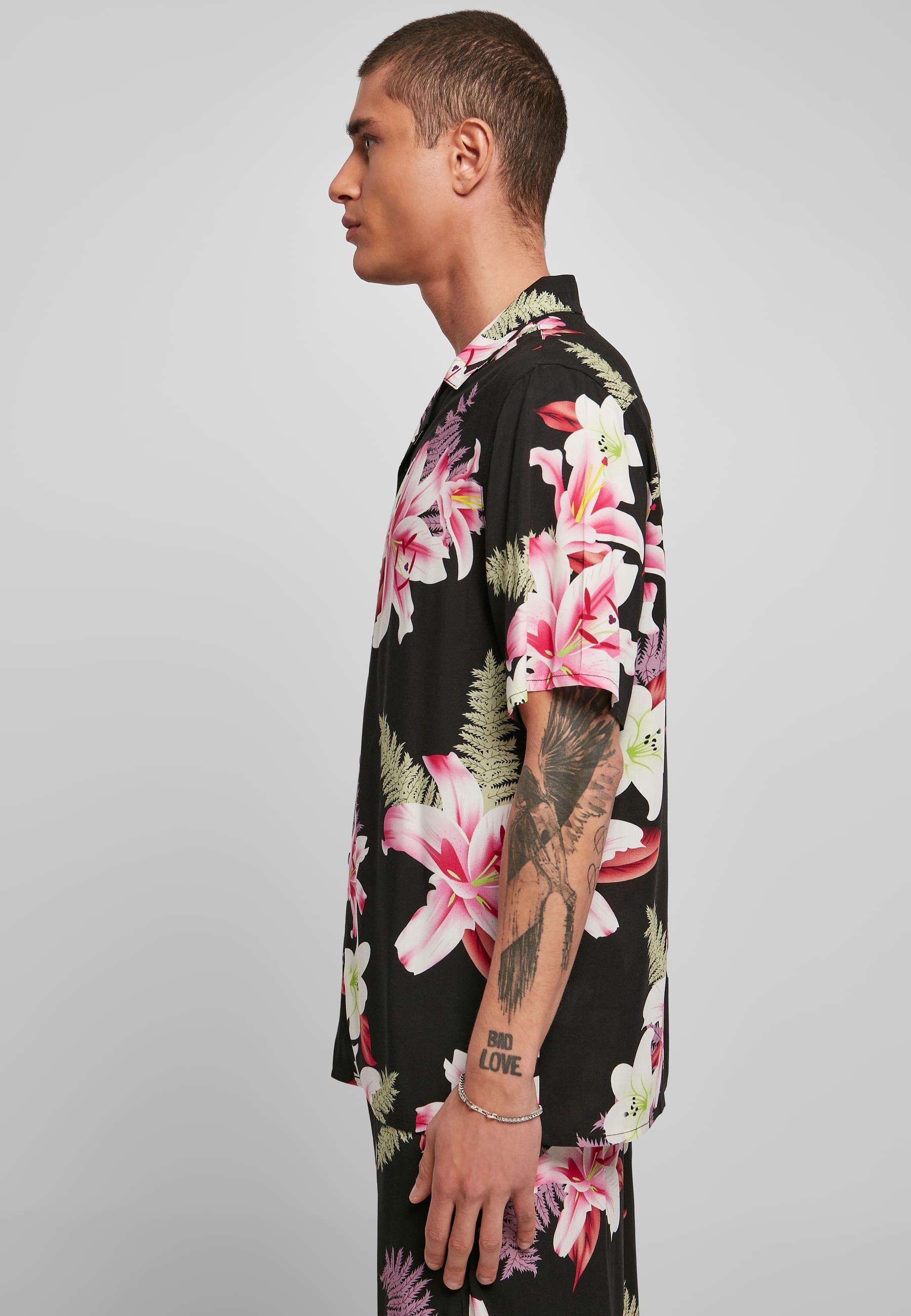 URBAN CLASSICS Kurzarmhemd »Urban Classics Herren Viscose AOP Resort Shirt«, (1 tlg.)