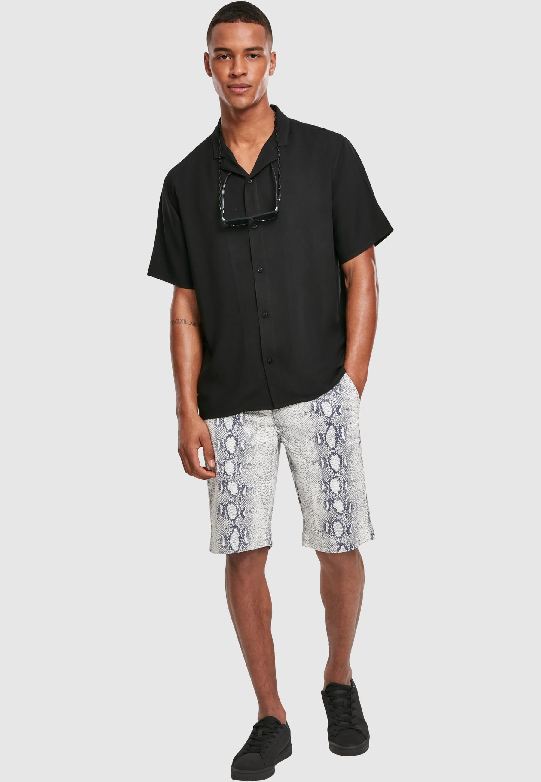 URBAN CLASSICS Stoffhose »Urban Classics Herren AOP Stretch Shorts«, (1 tlg.)