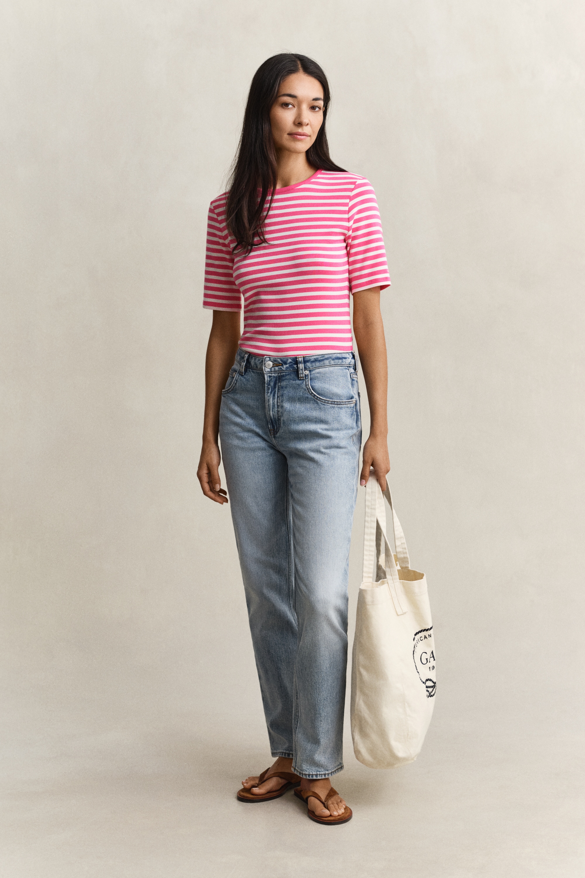Gant T-Shirt »SLIM STRIPED 1X1 RIBBED KA T-SHIRT« mit dezentem Logoschriftzug am Ärmelabschluss