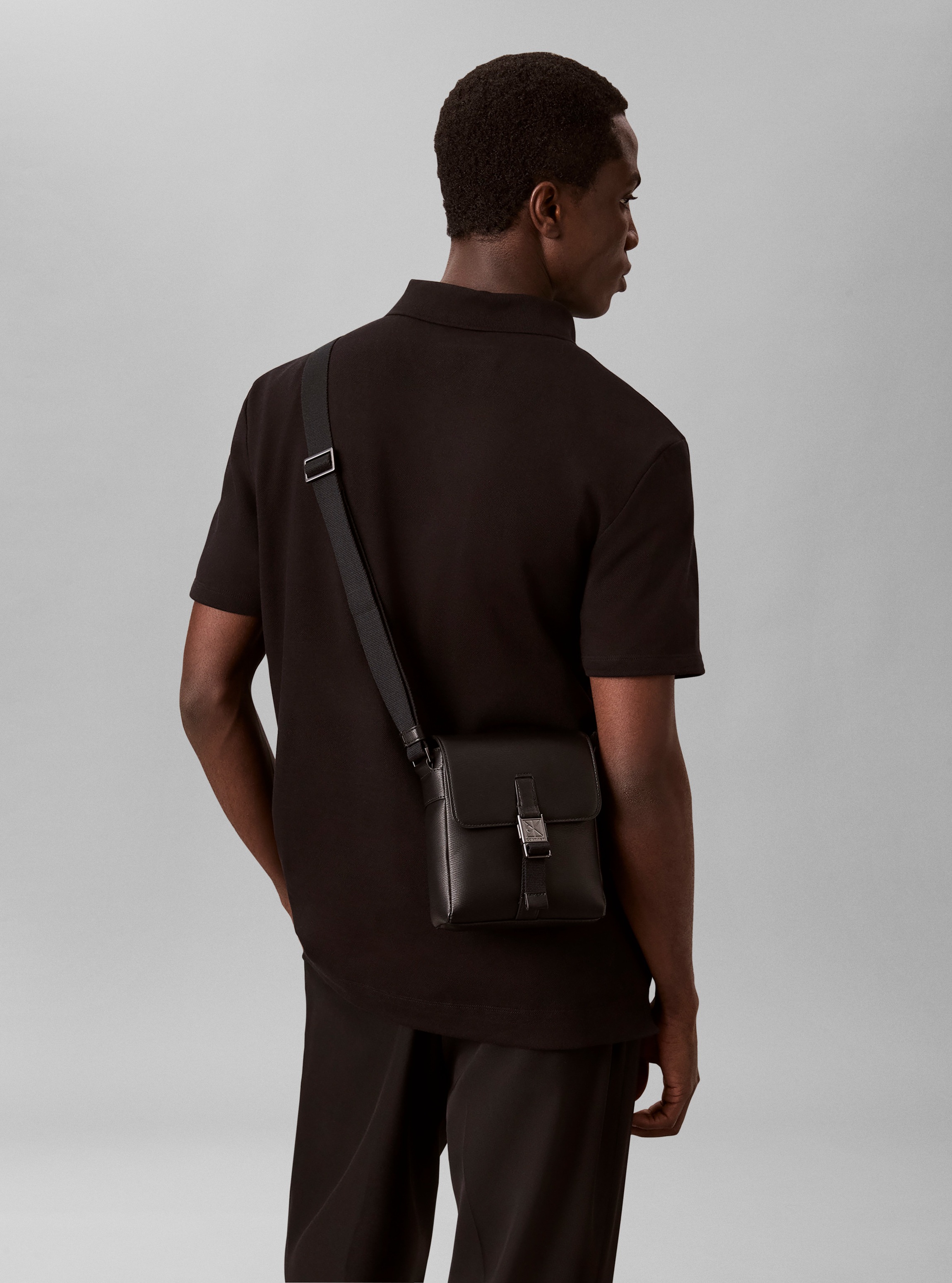 Calvin Klein Umhängetasche »EMBLEM HW REPORTER« Unisex Corss Body Bag, Schultertasche mit edlem Verschluss