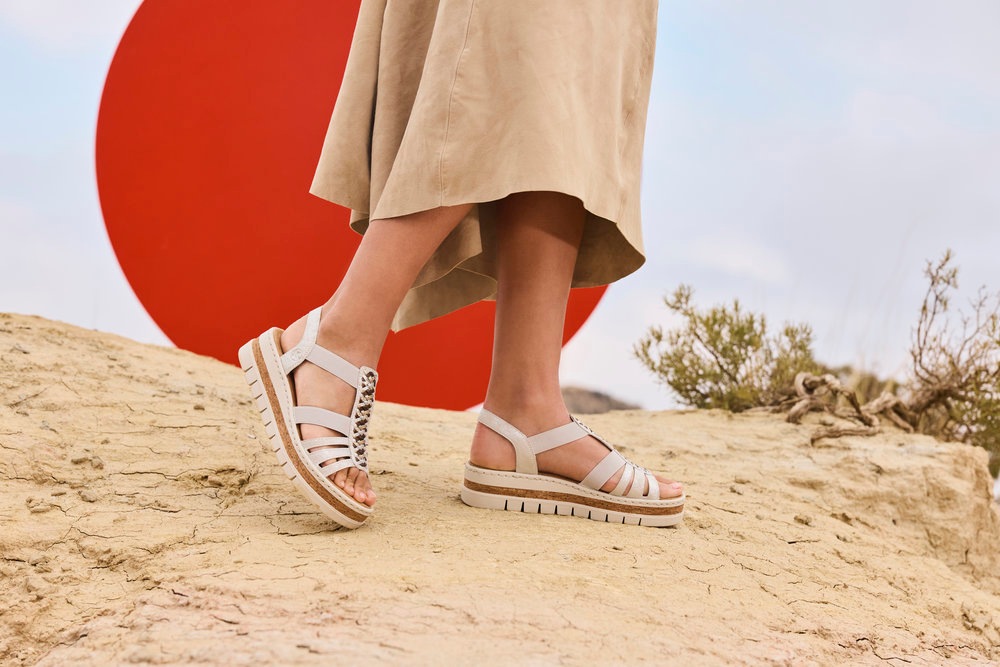 Rieker Keilsandalette  Keilsandalette, Plateausandale, Sommerschuh in Metallic-Optik