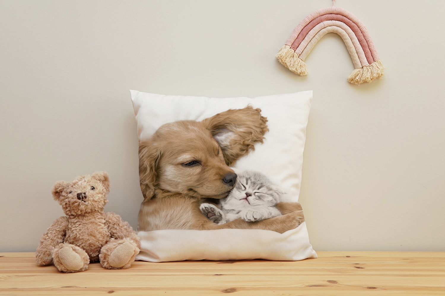 queence Dekokissen "Welpe mit Katze" Kissenhülle mit HD Premium Druck, geruchsneutral, 40x40cm