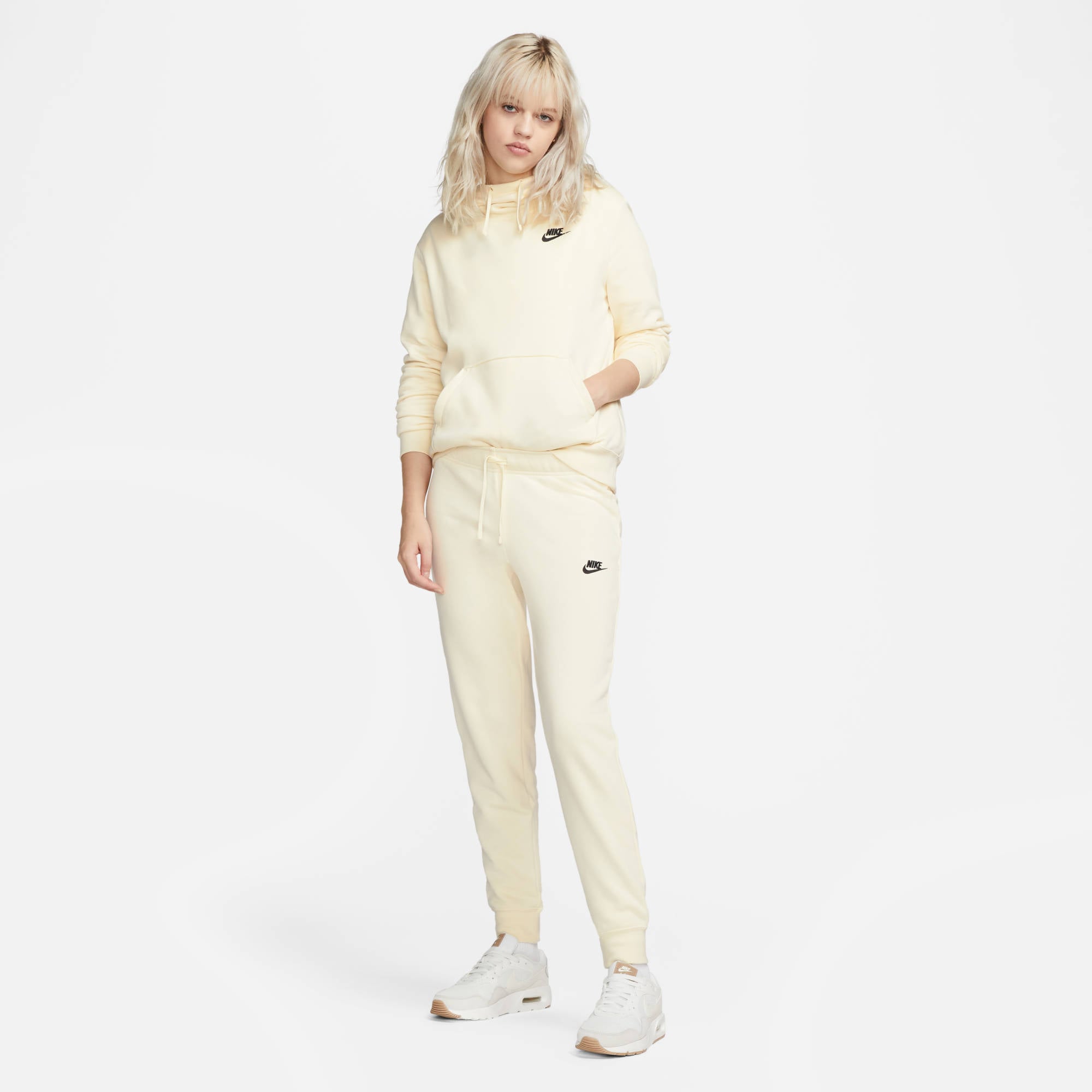 Nike Sportswear Jogginghose »Club Fleece Women's Mid-Rise Slim Joggers«, weiches Fleecematerial