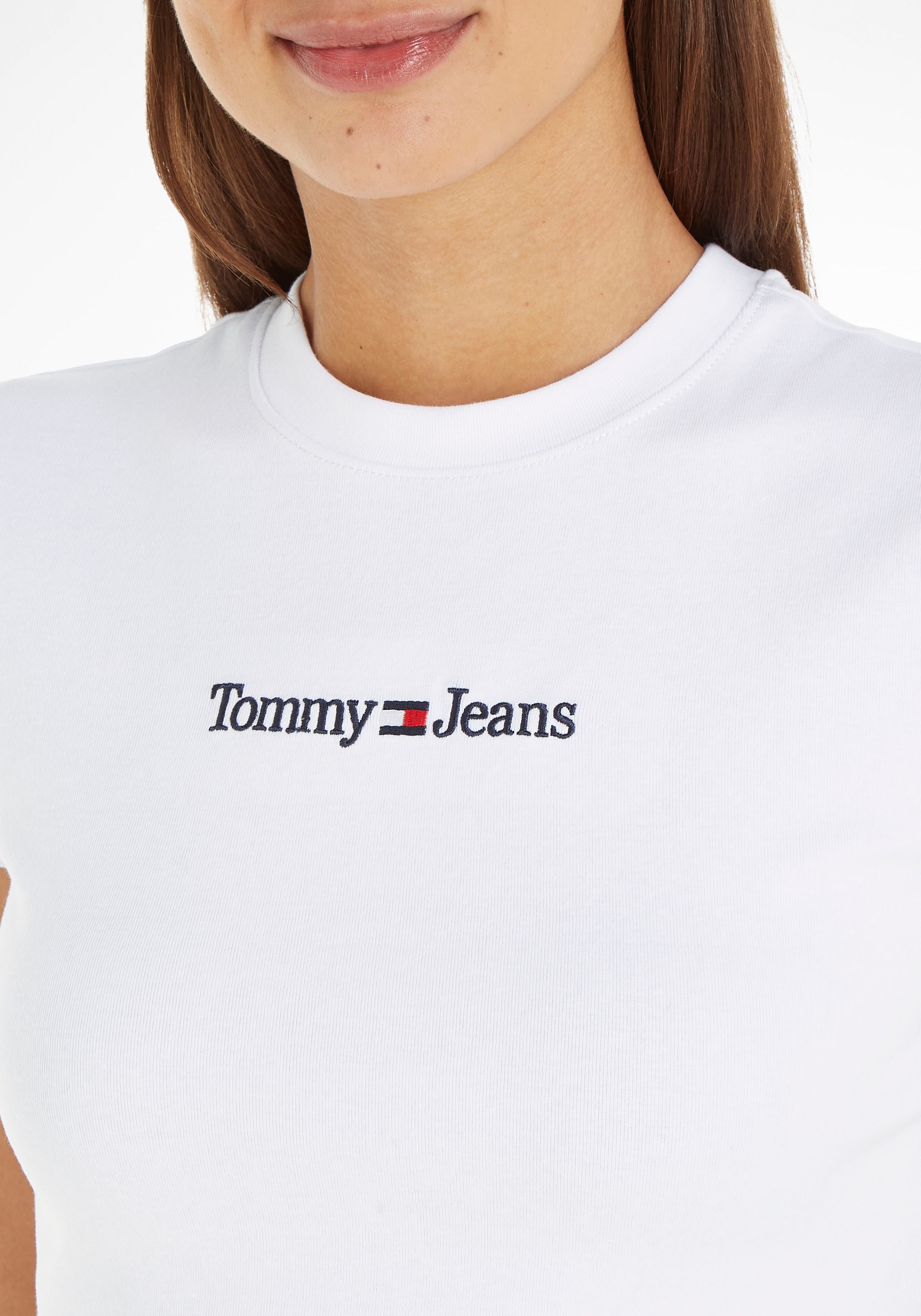 Tommy Jeans Kurzarmshirt »TJW BABY | LINEAR SERIF BAUR bestellen dezenten Jeans SS«, mit Stickereien Tommy