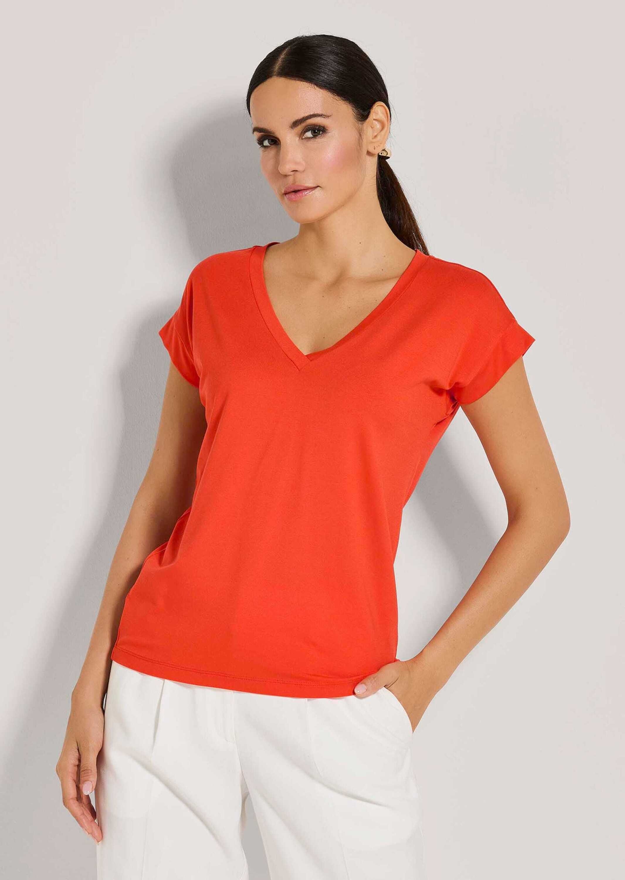 MADELEINE Kurzarmshirt »Shirt Zeitloses Blusenshirt mit V-Ausschnitt«