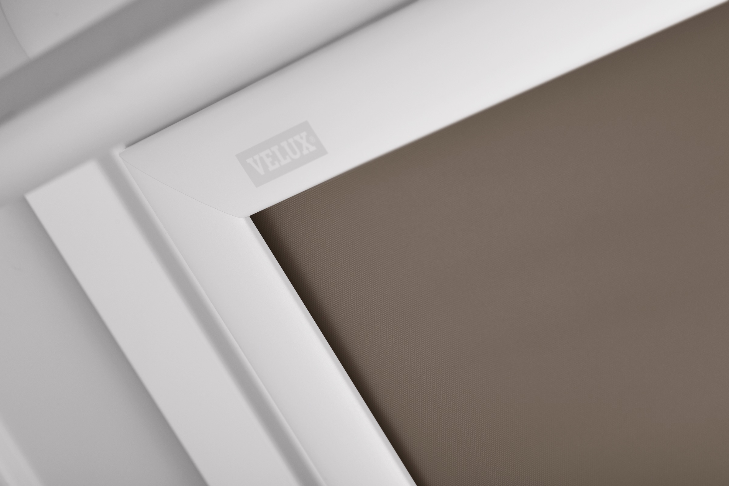 VELUX Verdunklungsrollo »DKL S10 4574S«, verdunkelnd, Verdunkelung, ohne Bohren, in Führungsschienen, alufarbene Führungsschienen & Griffleiste
