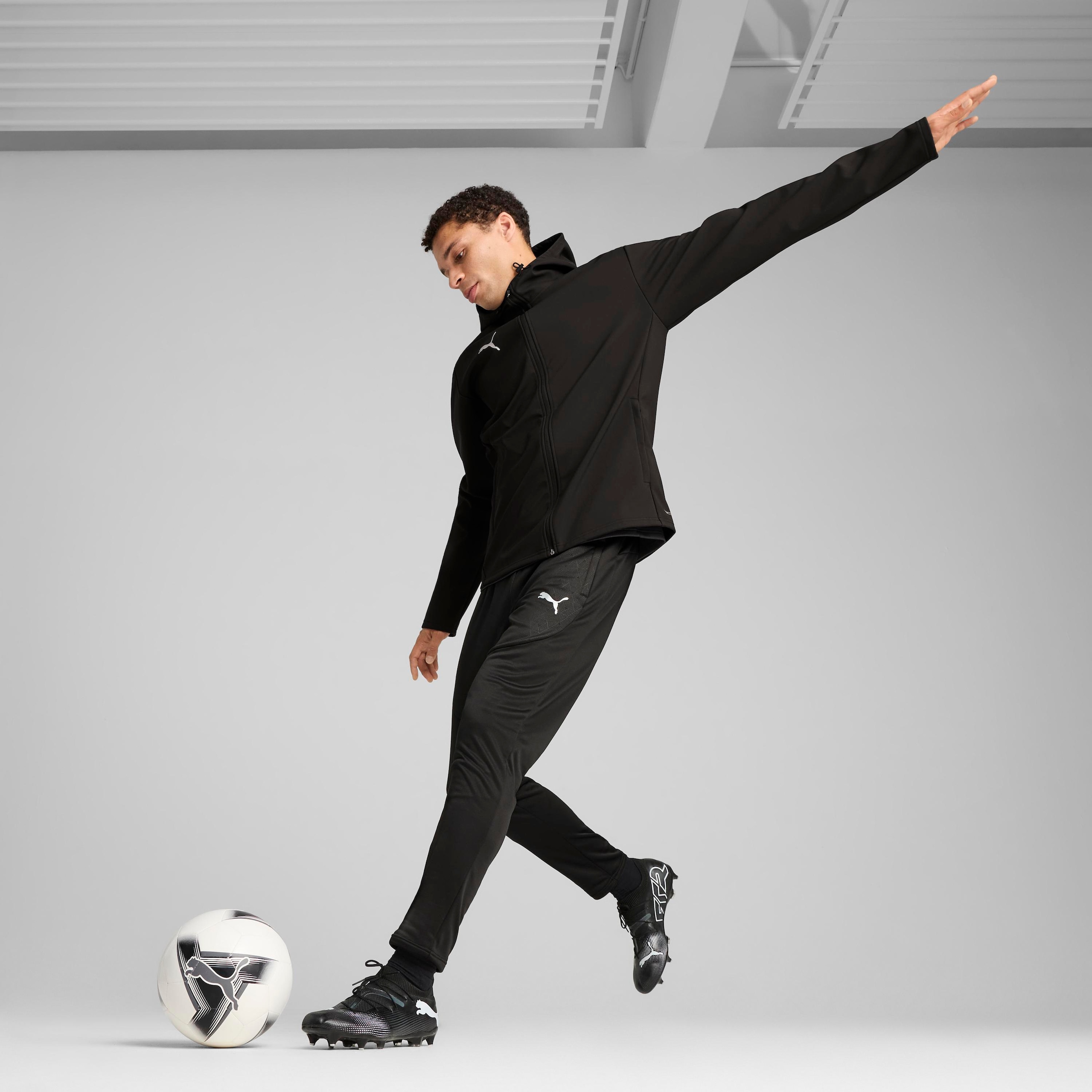 PUMA Softshelljacke »TEAMADDITIONS SOFTSHELL JACKET« mit Kapuze für Fußball und sportliche Aktivitäten, mit Kapuze
