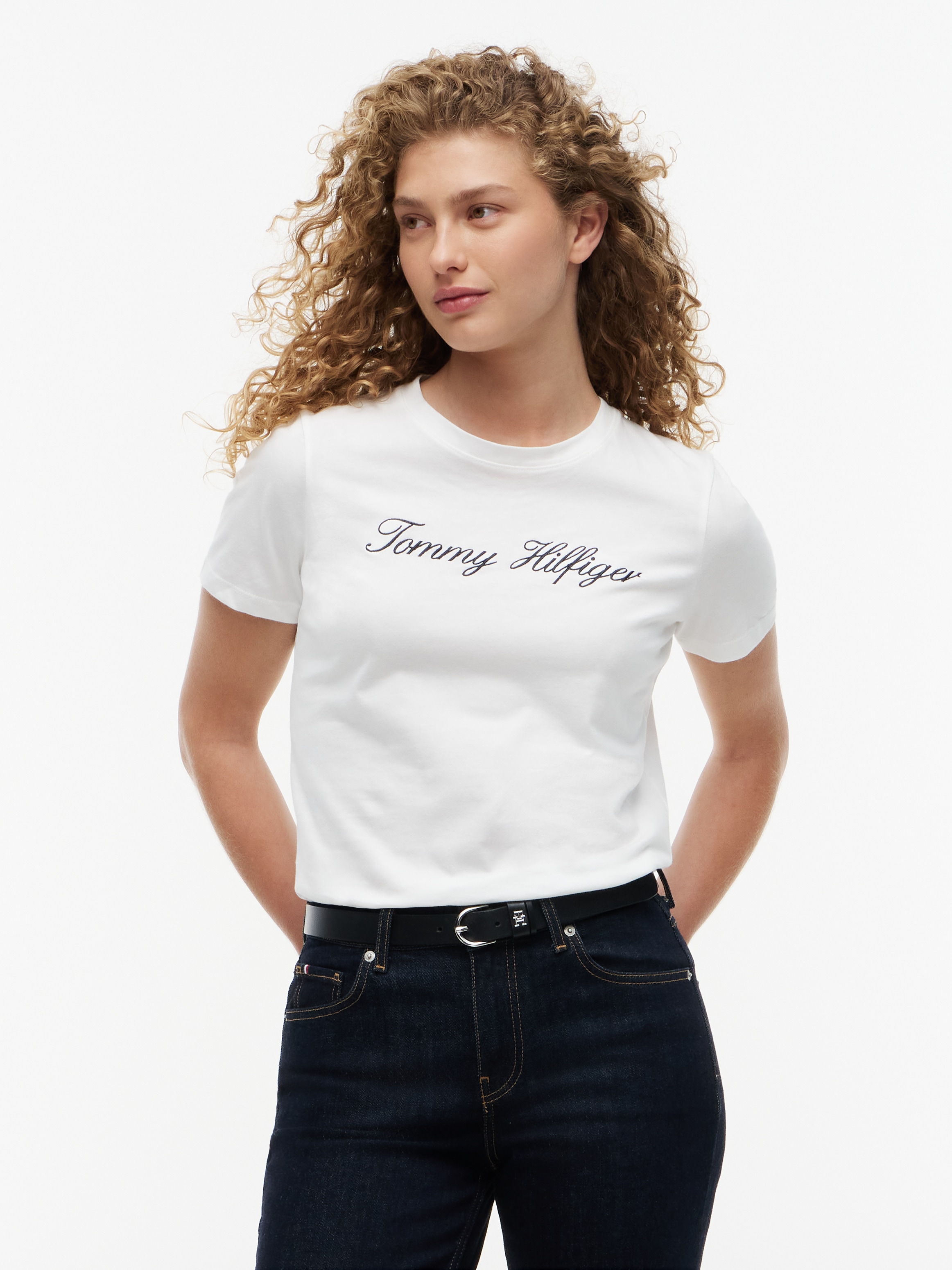 Tommy Hilfiger "NOS SCRIPT REGULAR C-NK SHORT SLEEVE" mit Rundhals und kontrastfarbener Stickerei, Regular Fit