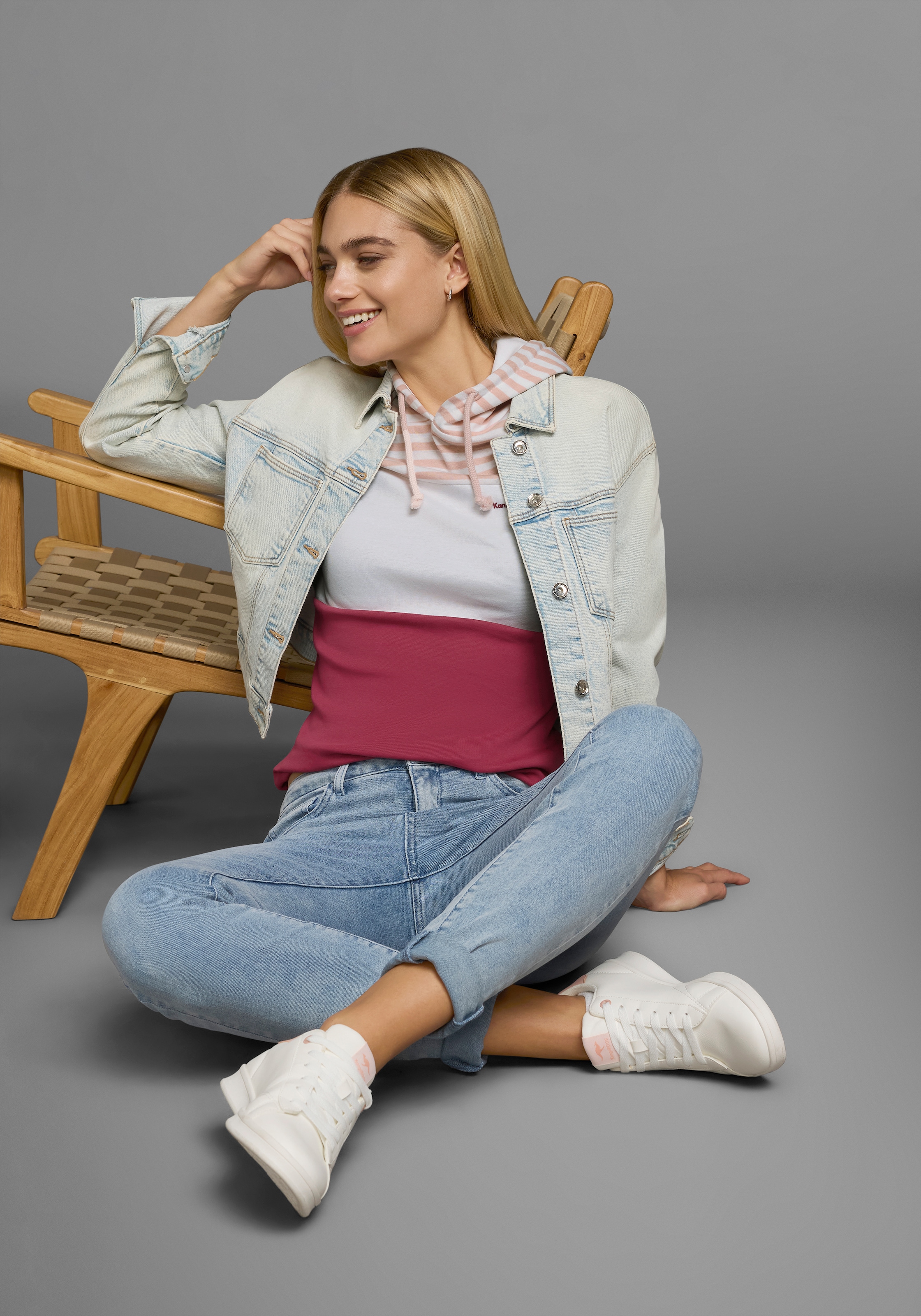 KangaROOS Kapuzenshirt, Langarm, sehr figurbetont, mit Colourblocking-Optik