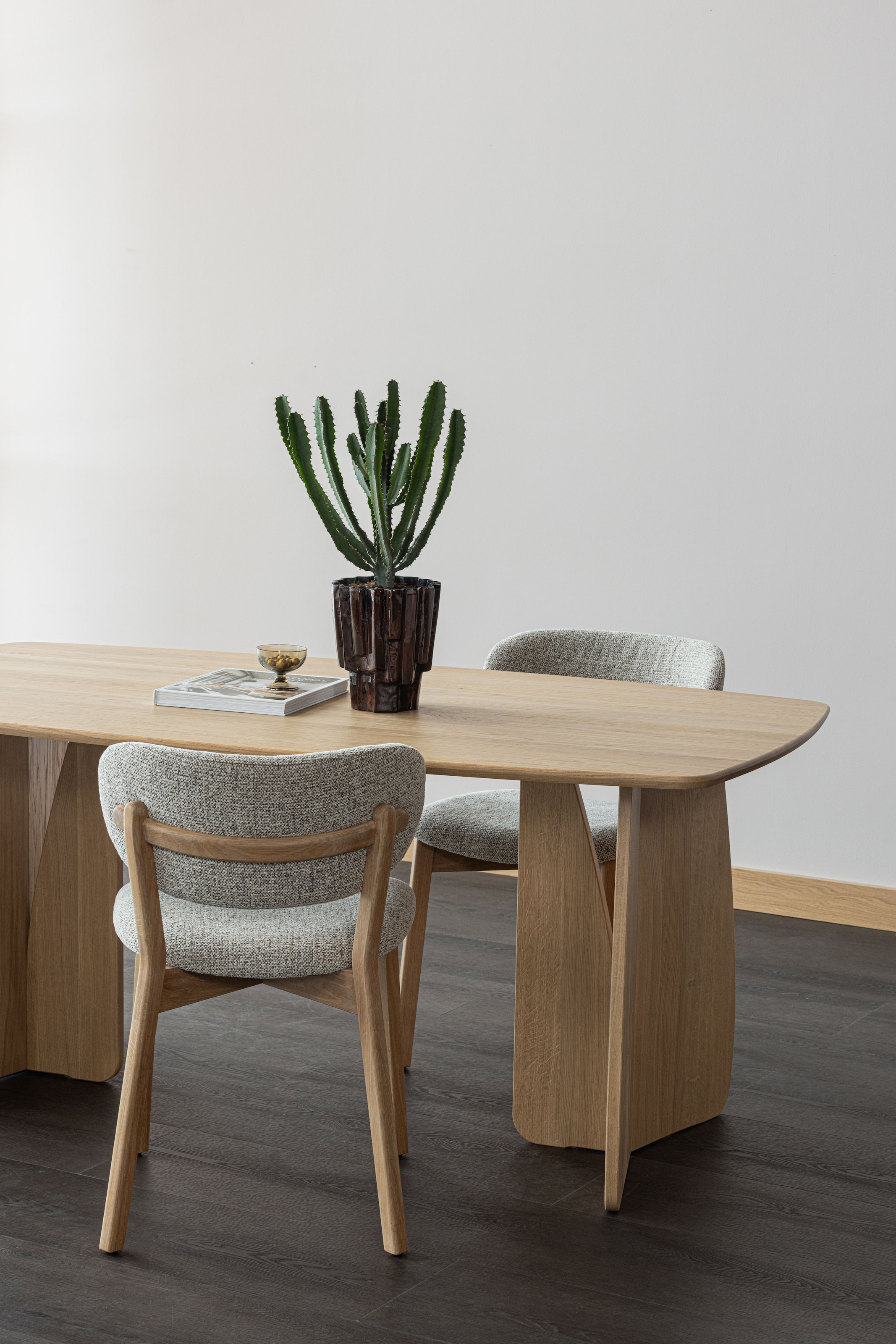 WOOOD Loungesessel »Udar mit Eichenholzgestell und More-Melange-Bezug, B68 x T75 x H76 cm« Sehr hohe Verschleißfestigkeit, Armlehnen integriert, Tragkraft 120 kg