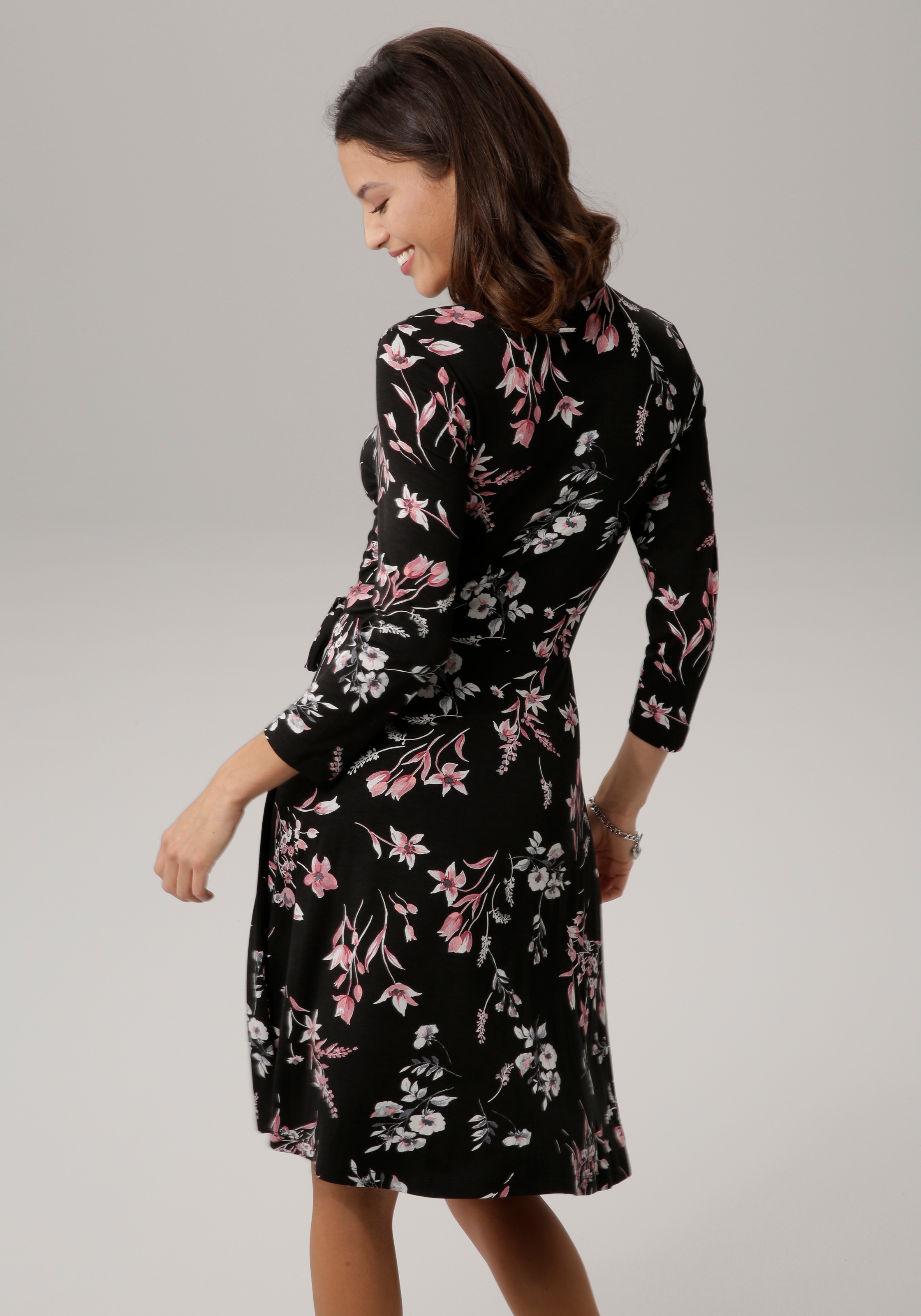 Laura Scott Sommerkleid, figurbetonter Schnitt, geblümtes Design, aus Singl günstig online kaufen