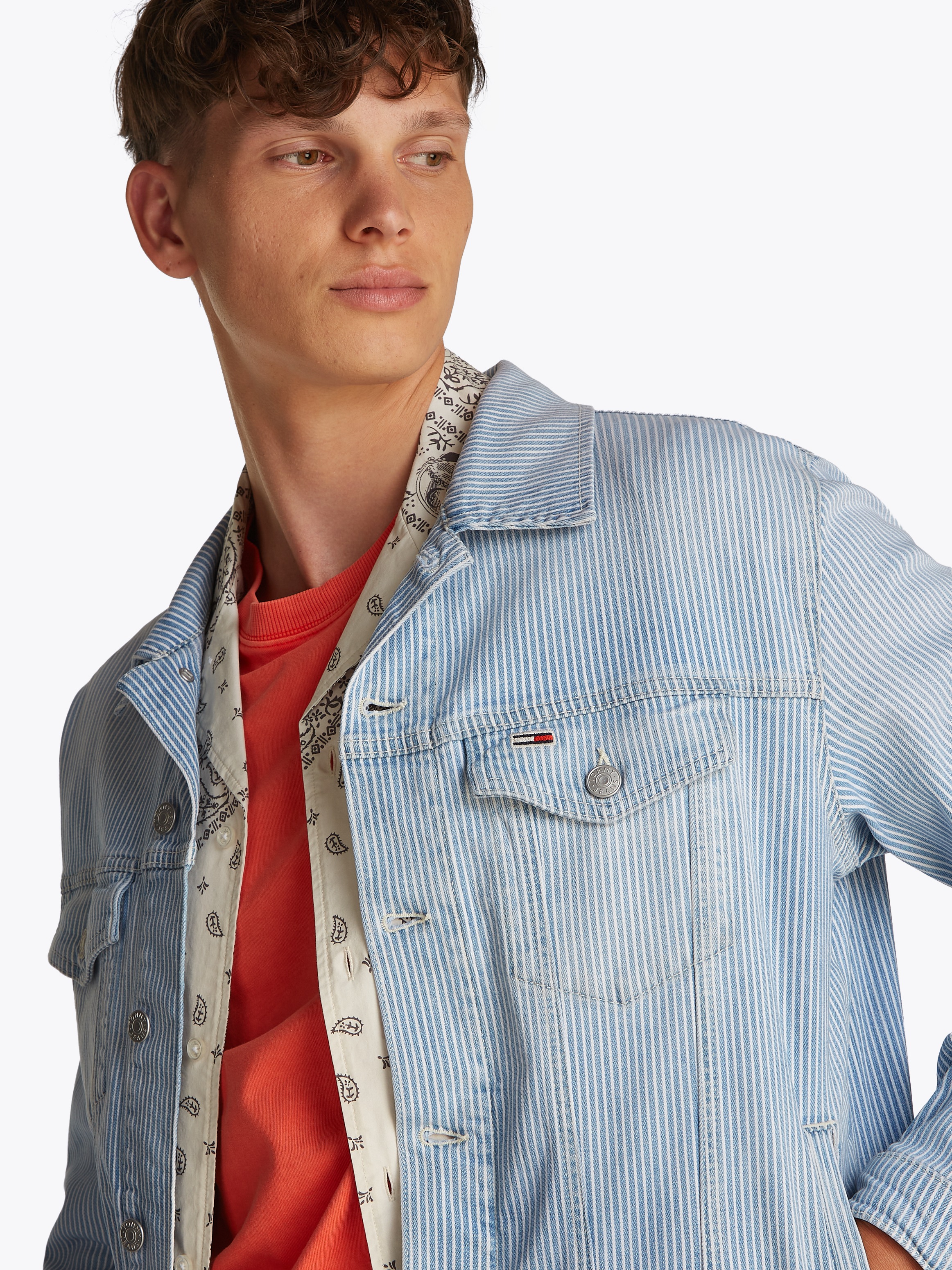 Tommy Jeans Jeansjacke »RYAN RGLR TRCKR JCKT BI6132«, fein gestreift