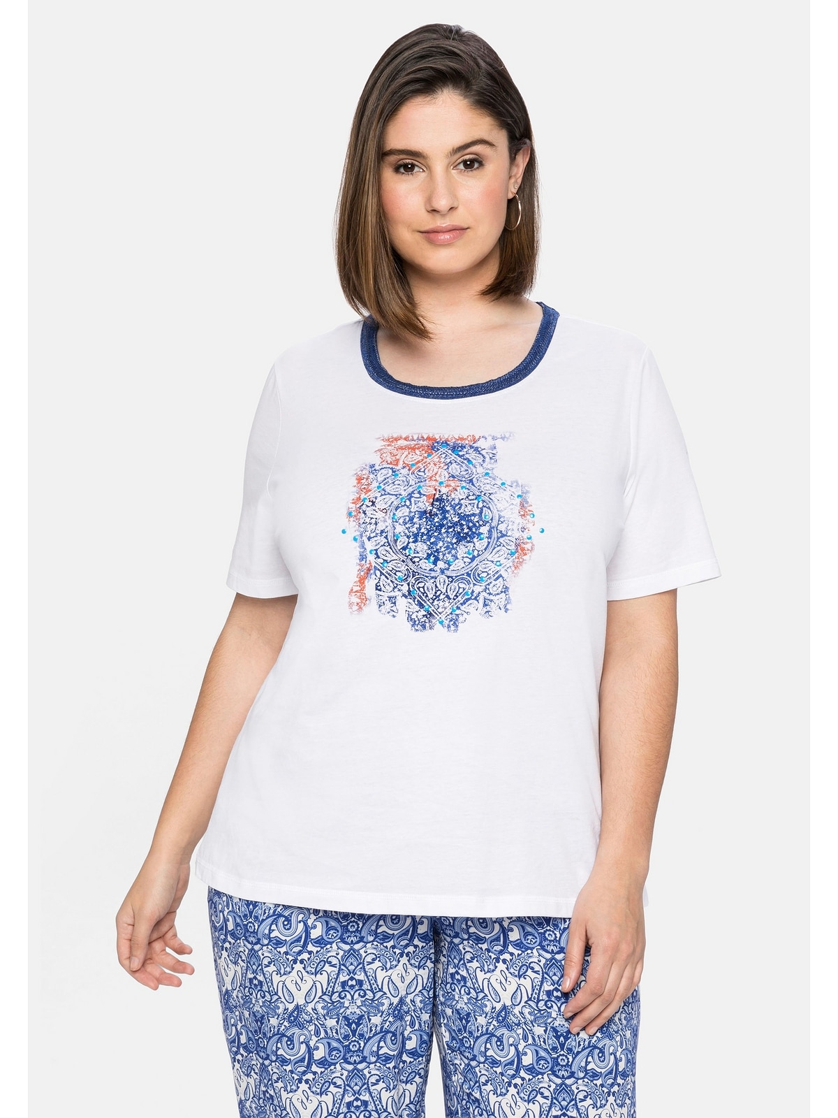 »Große für bestellen Sheego BAUR Effektgarn Größen«, Frontdruck am Ausschnitt T-Shirt modischem mit und |