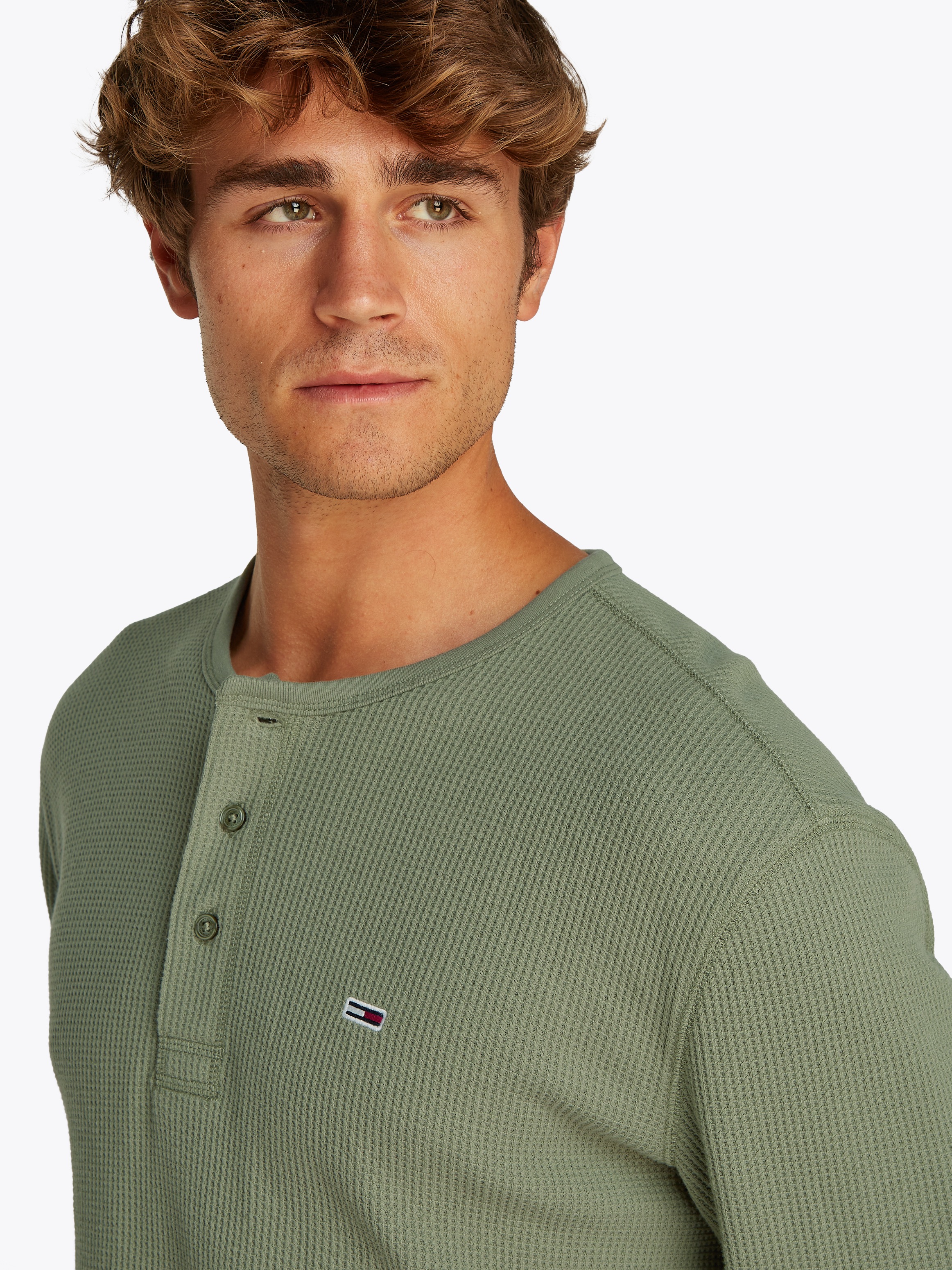 Tommy Jeans Henleyshirt "TJM REG WAFFLE HENLEY LS TEE", mit leichter Strukt günstig online kaufen