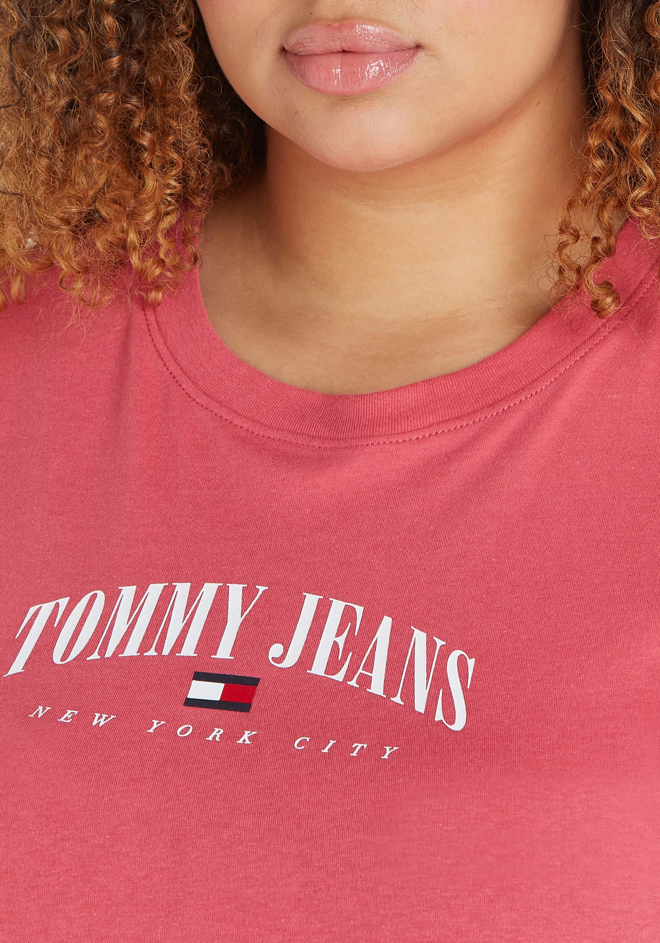 Tommy Jeans 2 bestellen | SS«, (1 Curve CRV »TJW LOGO tlg.), ESSENTIAL Kurzarmshirt BAUR BBY SIZE PLUS für CURVE,mit Tommy Jeans-Markendetails