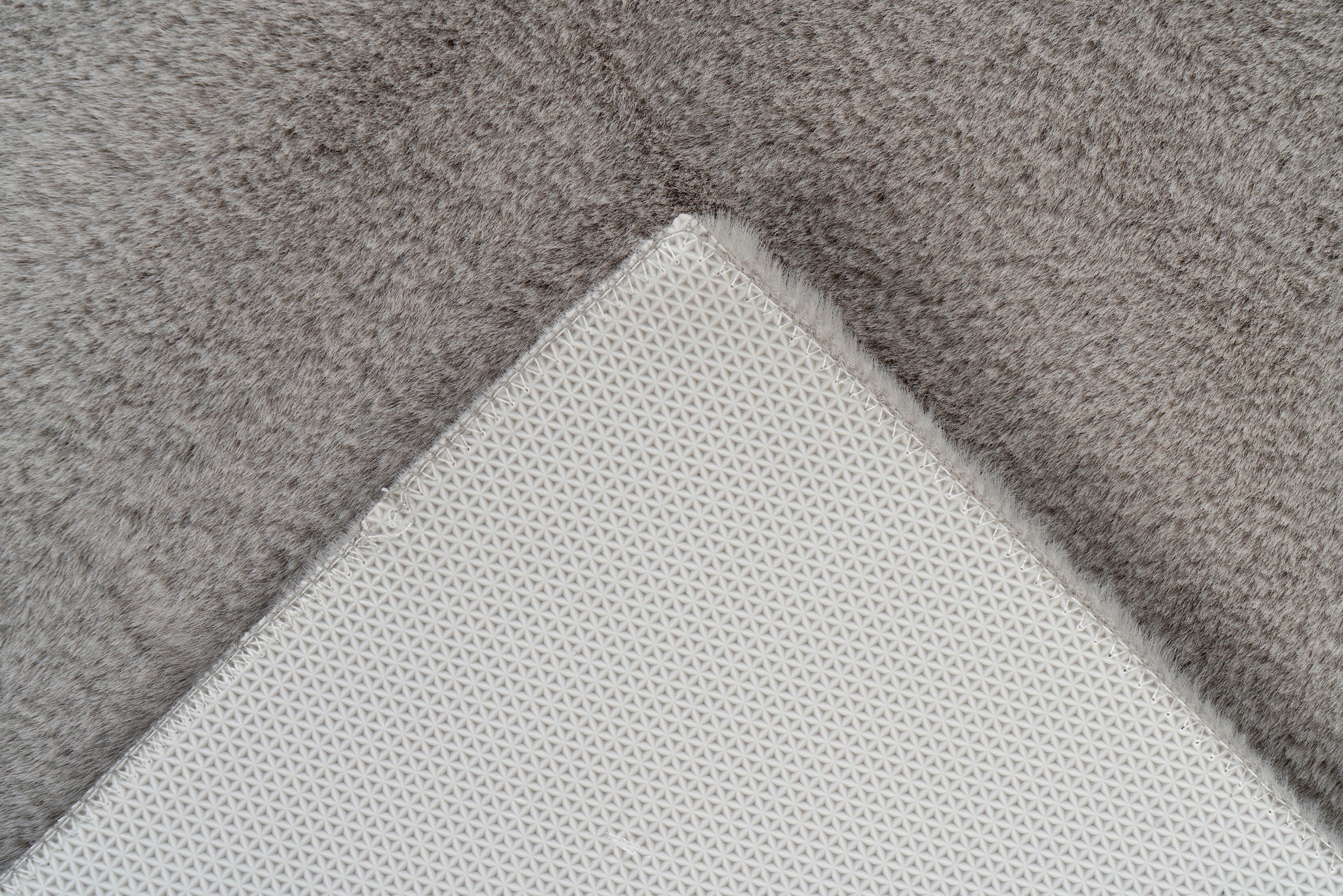 Kayoom Badematte »Rabbit Light«, rutschhemmend beschichtet, fußbodenheizungsgeeignet, weiche Kaninchenfell Haptik, Badezimmer, Kinderzimmer, Schlafzimmer