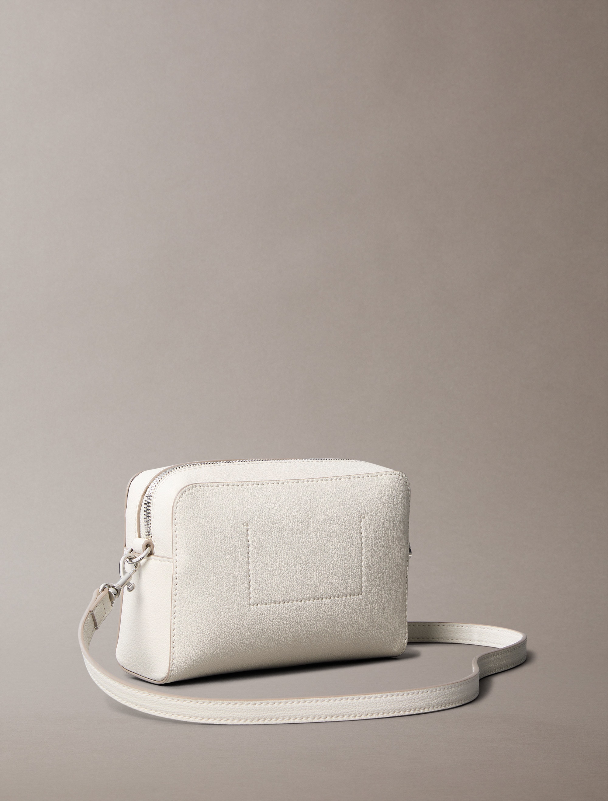 Calvin Klein Jeans Mini Bag »MINIMAL MONOGRAM CAMERA BAG 20«, Damen Schultertasche klein, Umhängetasche mit abnehmbarem Gurt