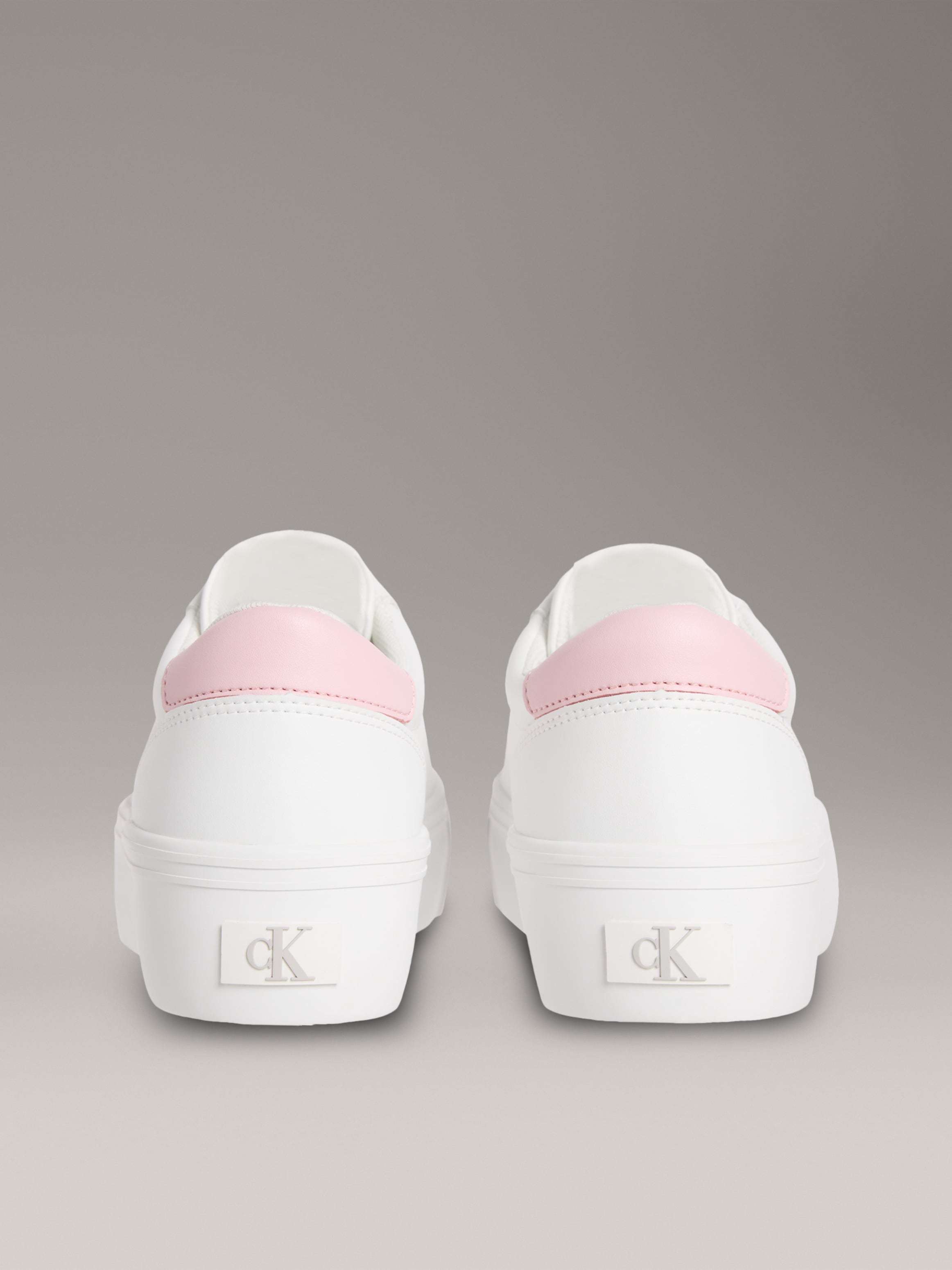 Calvin Klein Jeans Plateausneaker »VULC FLATF LTH LOGO TAG«, Schnürschuh, Halbschuh, Freizeitsneaker mit softem Schaftrand