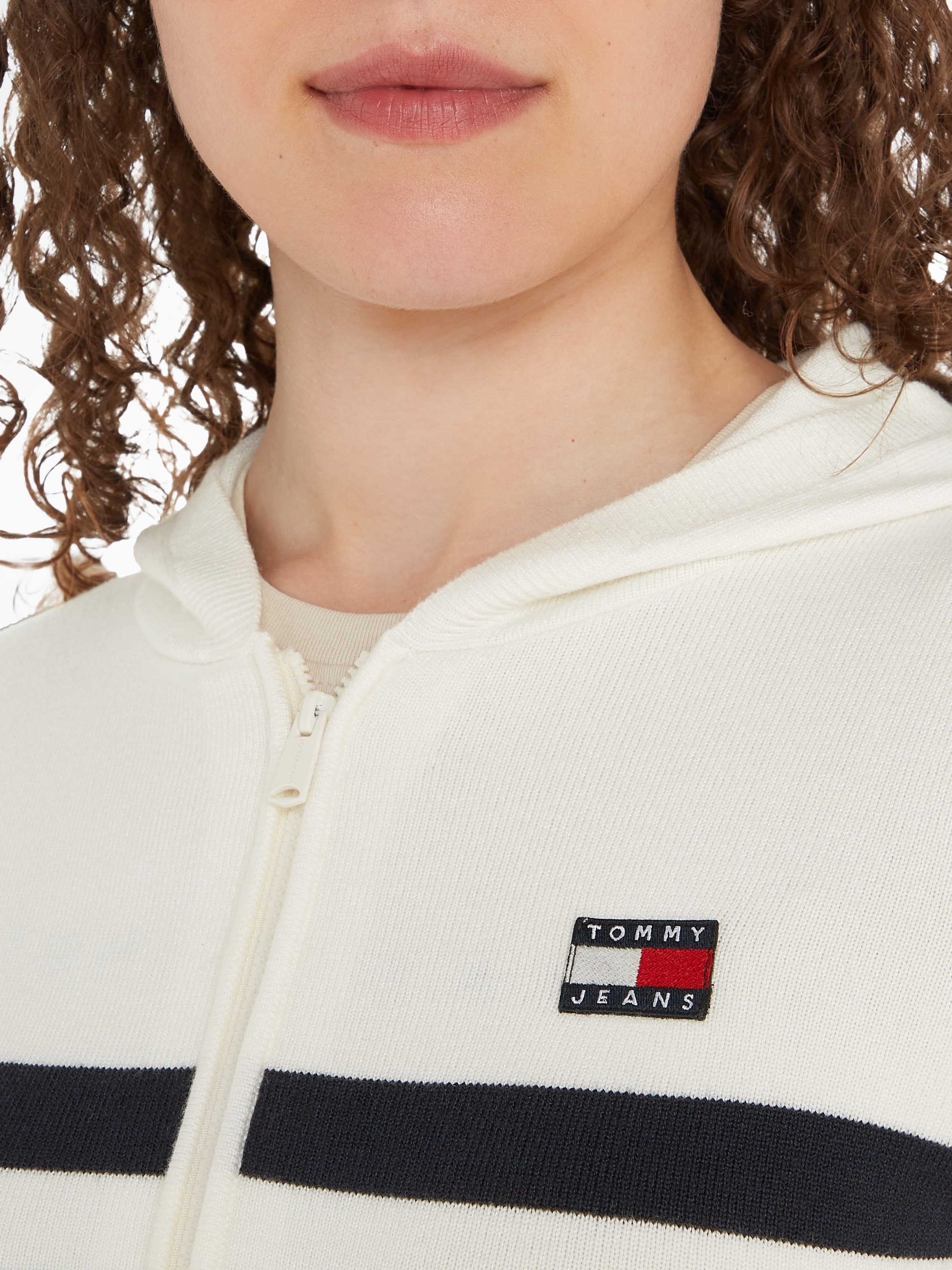 Tommy Jeans Sweatjacke »TJW STRIPE ZIP THRU BADGE HOOD«, mit Tommy Jeans Flagge