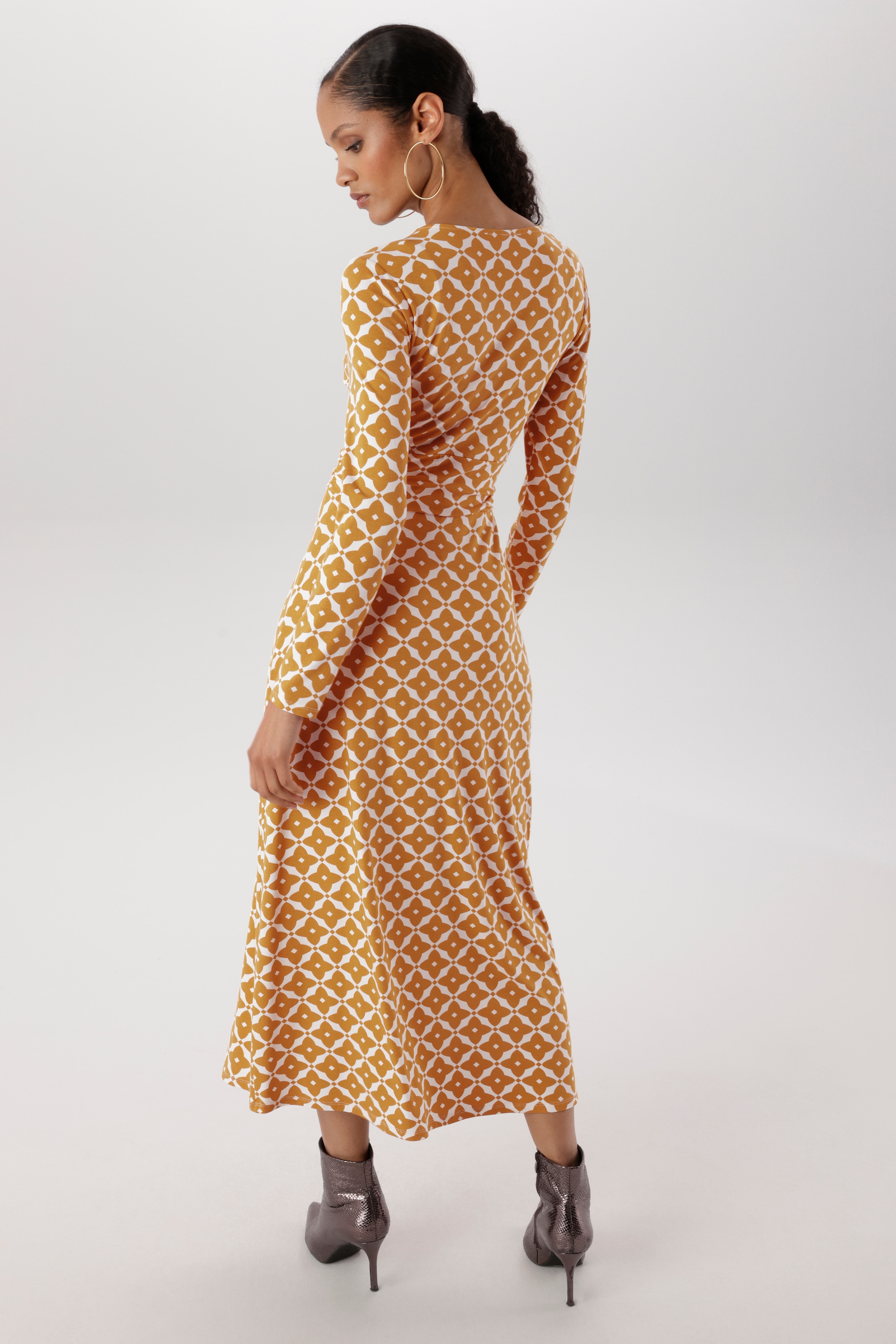 Aniston SELECTED Midikleid mit eleganten, grafischen Druckverlauf