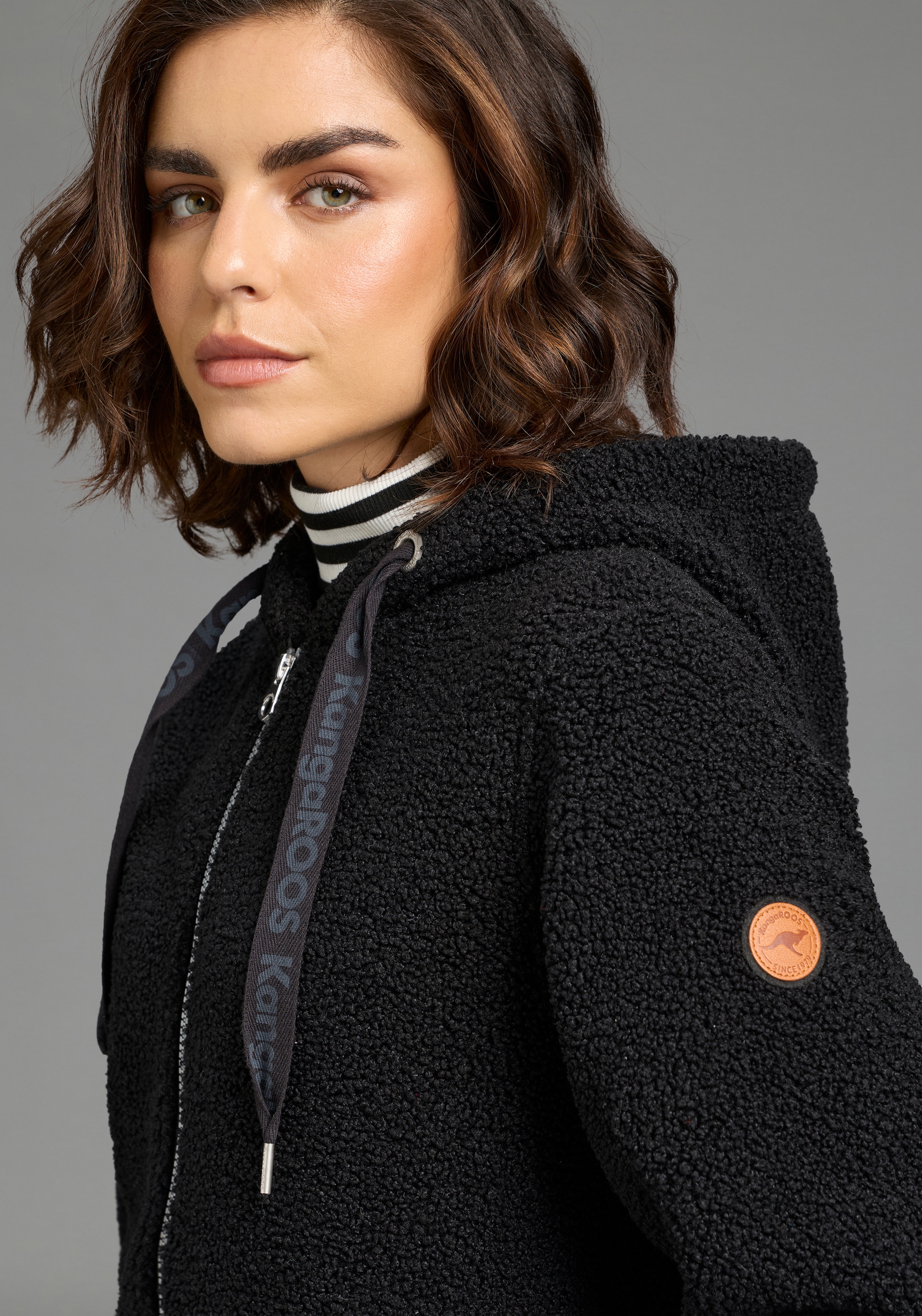 KangaROOS Fleecejacke mit Kapuze mit körpernaher Passform, ca. Mitte Oberschenkel Länge
