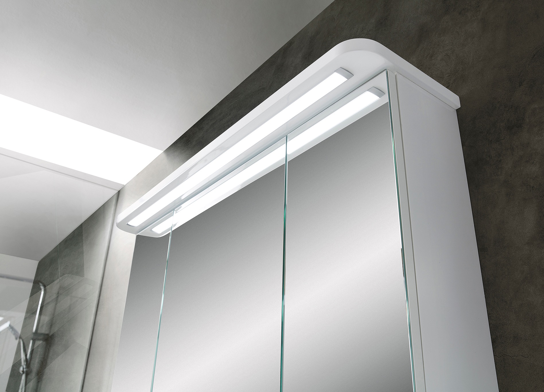 Saphir Spiegelschrank »Serie 4005 Badezimmer-Spiegelschrank inkl. LED-Kranzbeleuchtung«, Badschrank 90 cm breit, 3 Türen, 6 Glas-Einlegeböden, inkl. Türdämpfer