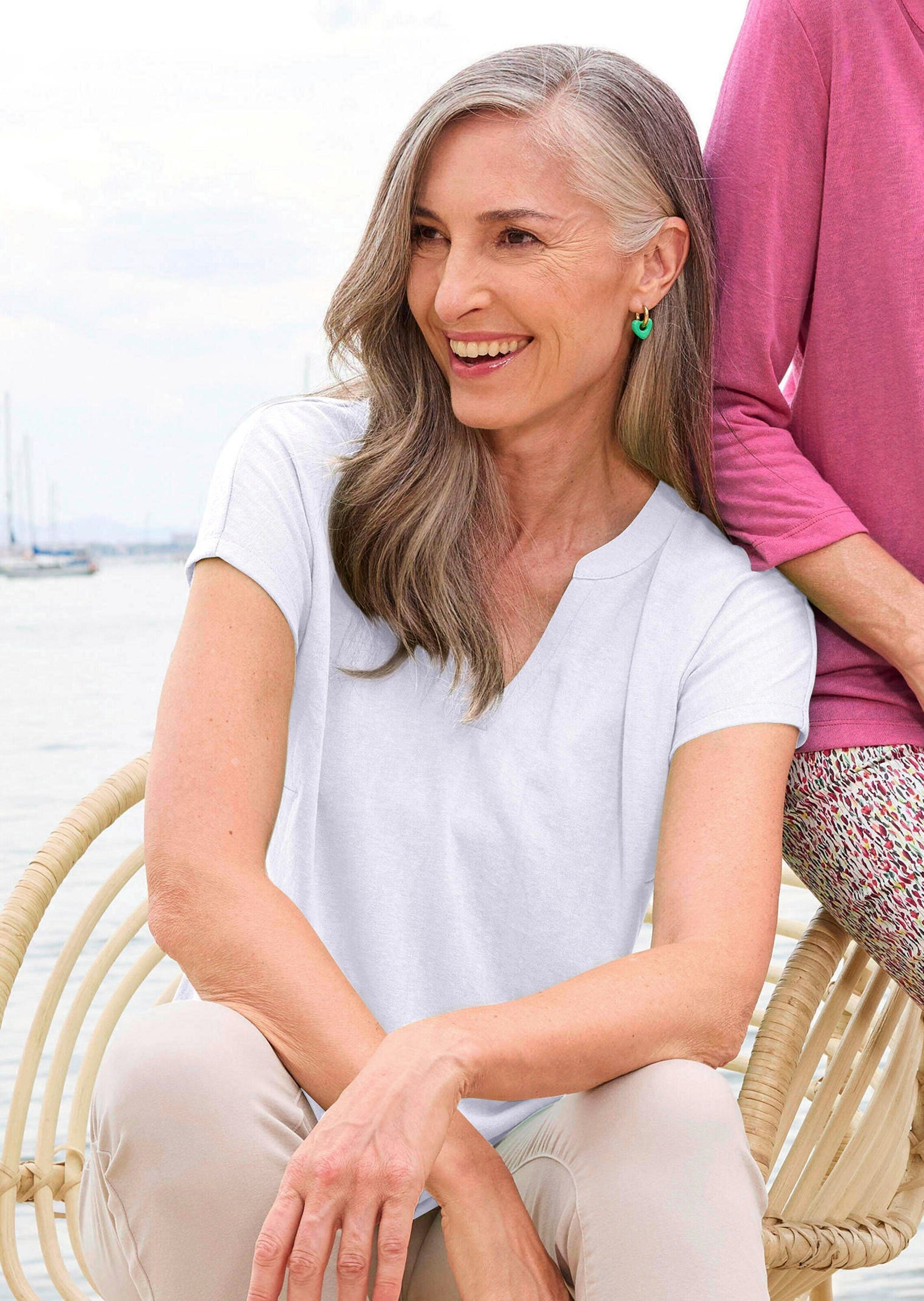 Thumbnail - GOLDNER Kurzarmshirt "Luftiges Basicshirt mit V-Ausschnitt" Flammen-Optik