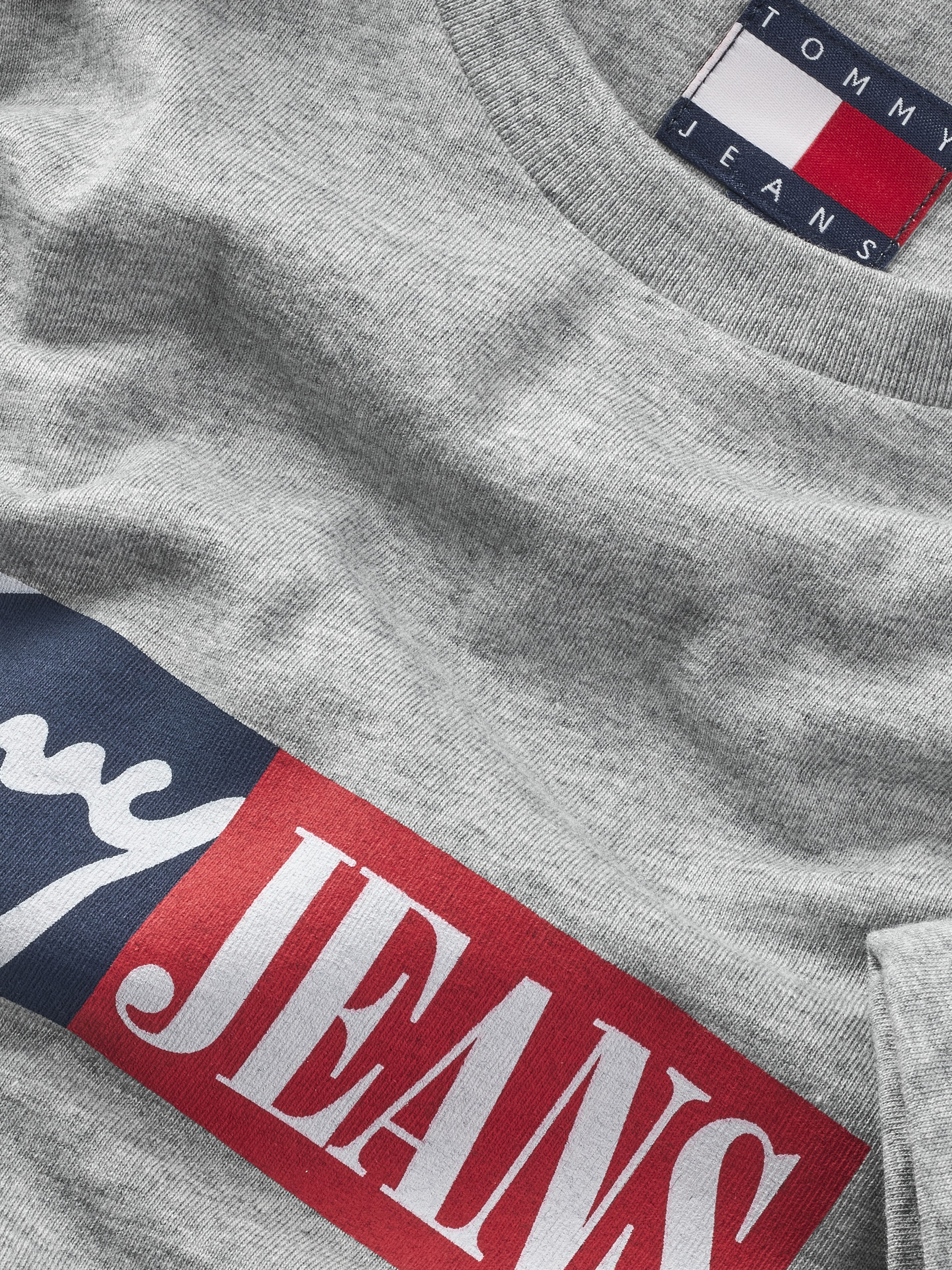 Tommy Jeans T-Shirt »TJM SLIM ENTRY GRAPHIC TEE EXT«, mit Logo auf der Brust