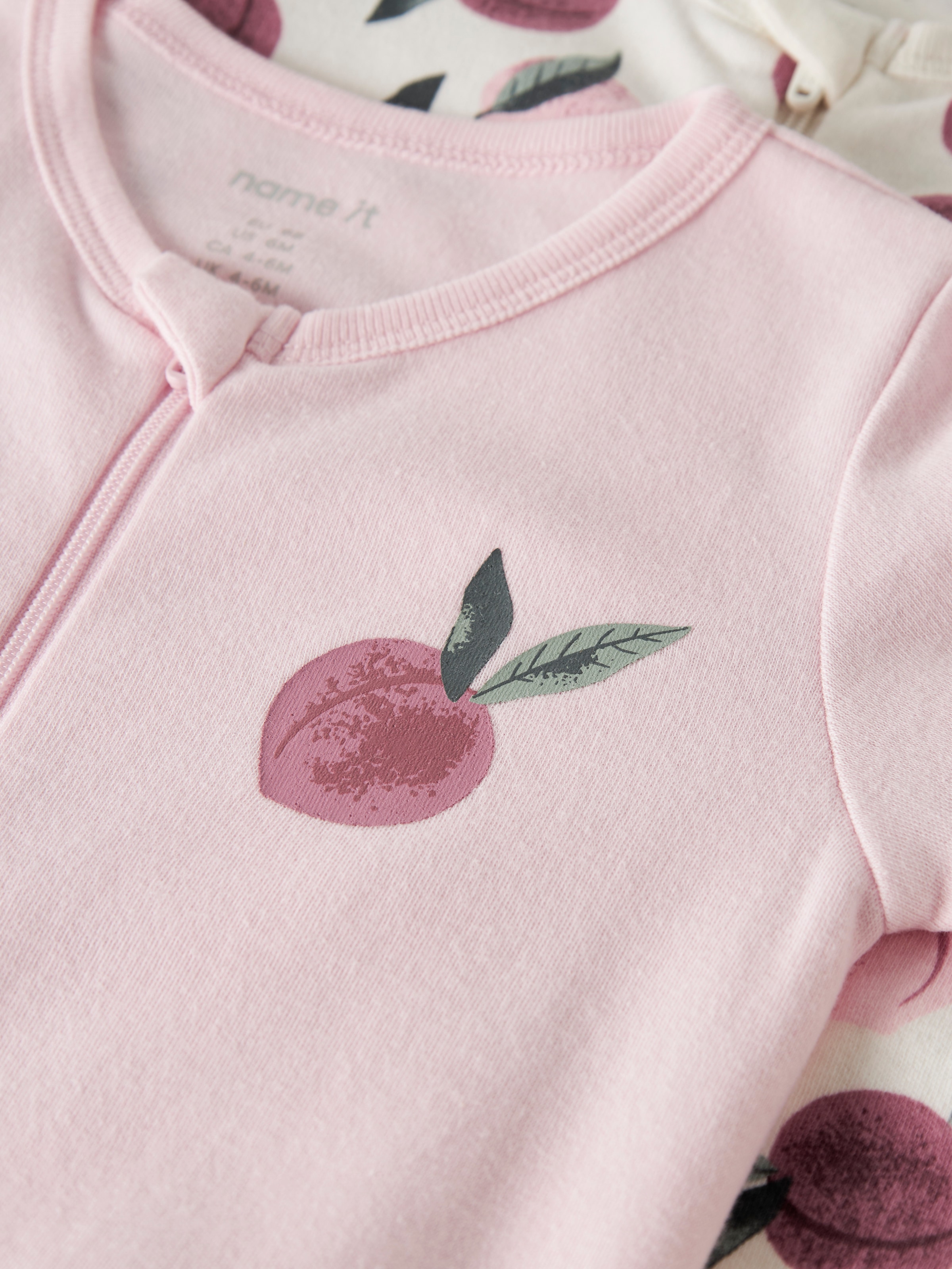 Name It Schlafanzug »NBFNIGHTSUIT 2P ZIP FF PEACHES NOOS« Packung, 2 aus Baumwolle in Jersey-Qualität, lockere Passform, mit Reißverschluss