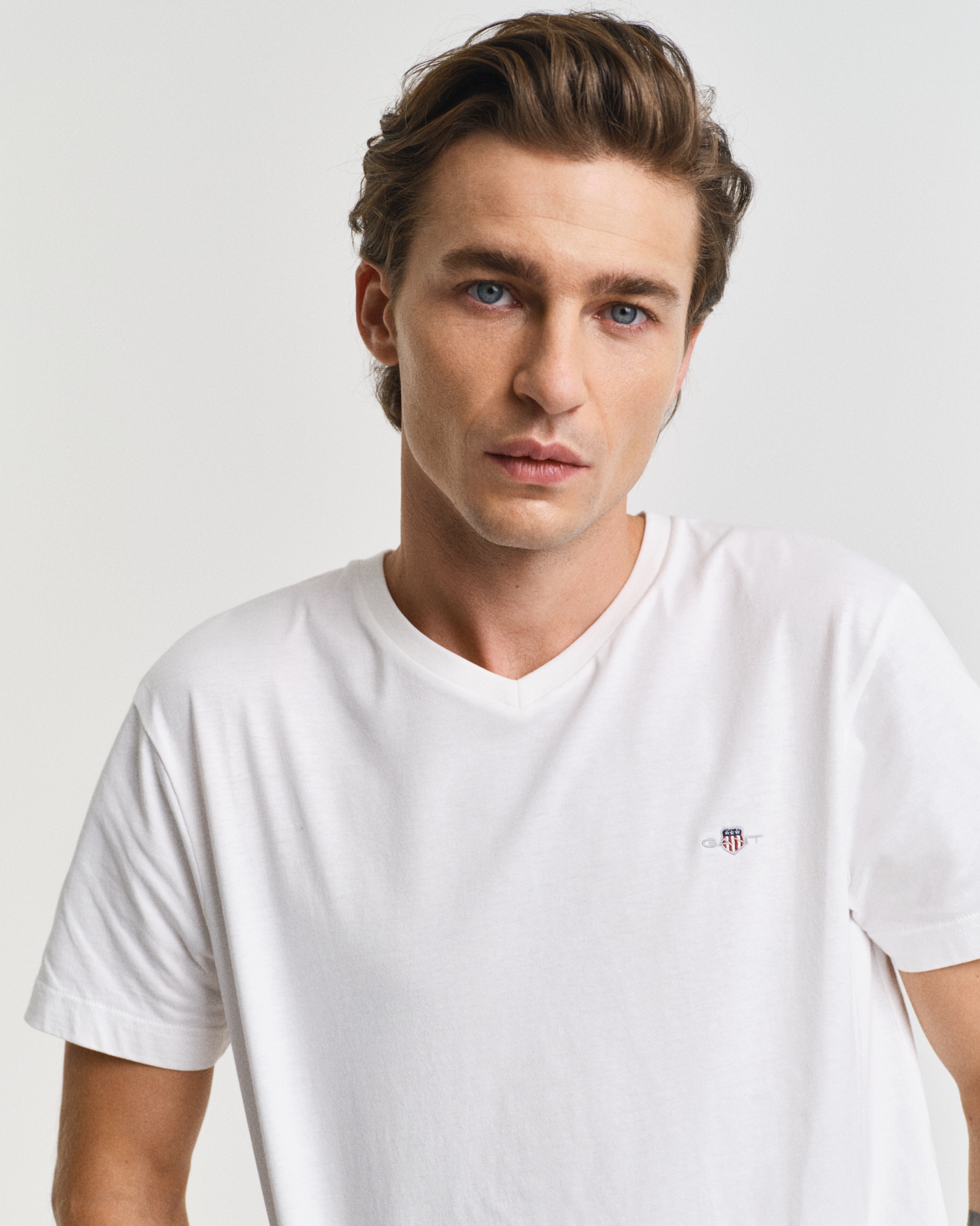 Gant T-Shirt »SLIM SHIELD V-NECK T-SHIRT«, mit einer kleinen Logostickerei auf der Brust