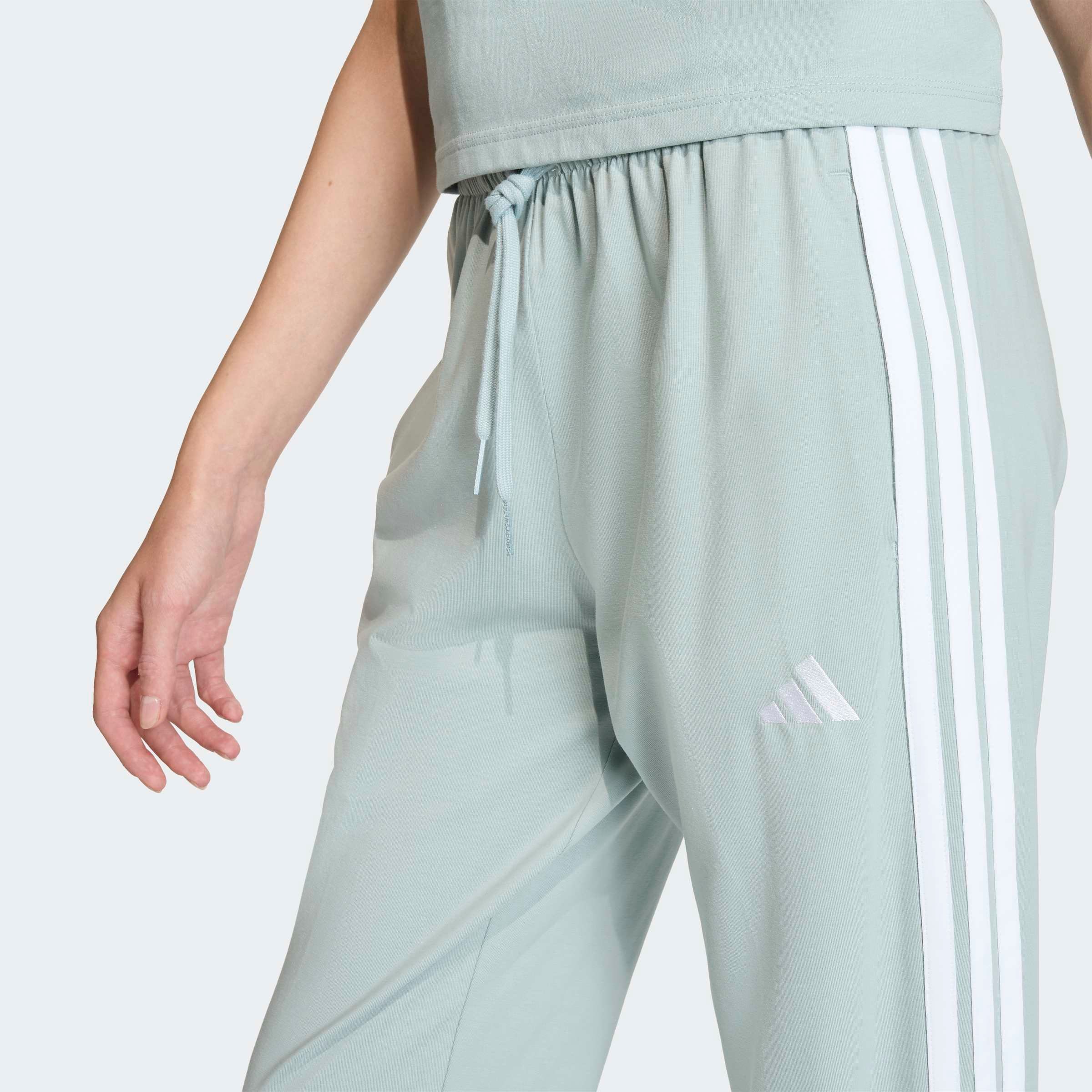adidas Sportswear »ESSENTIALS 3-STREIFEN«  Lässig geschnitten, hoher Bund, schmal zulaufende Beinform