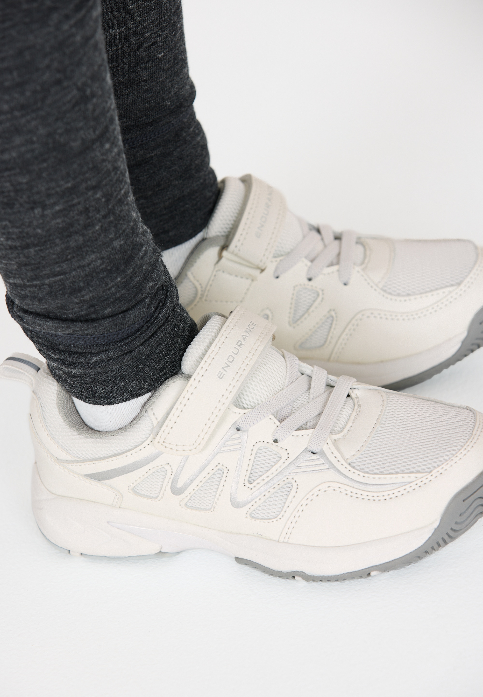 ENDURANCE Indoorschuh »Tasi«, mit praktischer Hallensohle und einfachem Verschluss