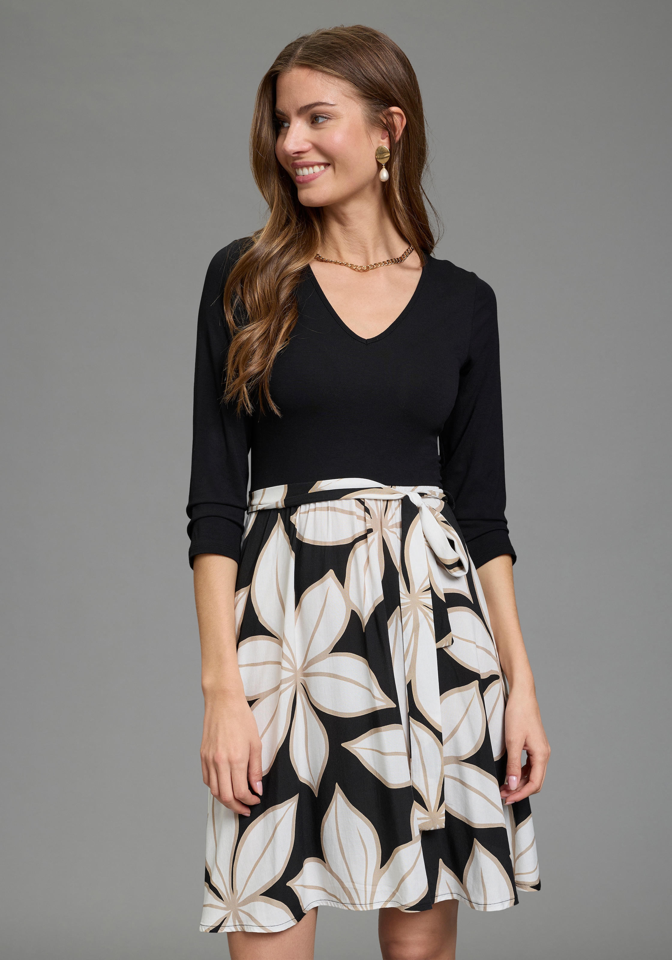 Laura Scott Sommerkleid casual Stil, für entspannte Tage, aus Viskose und Elasthan, geblümt