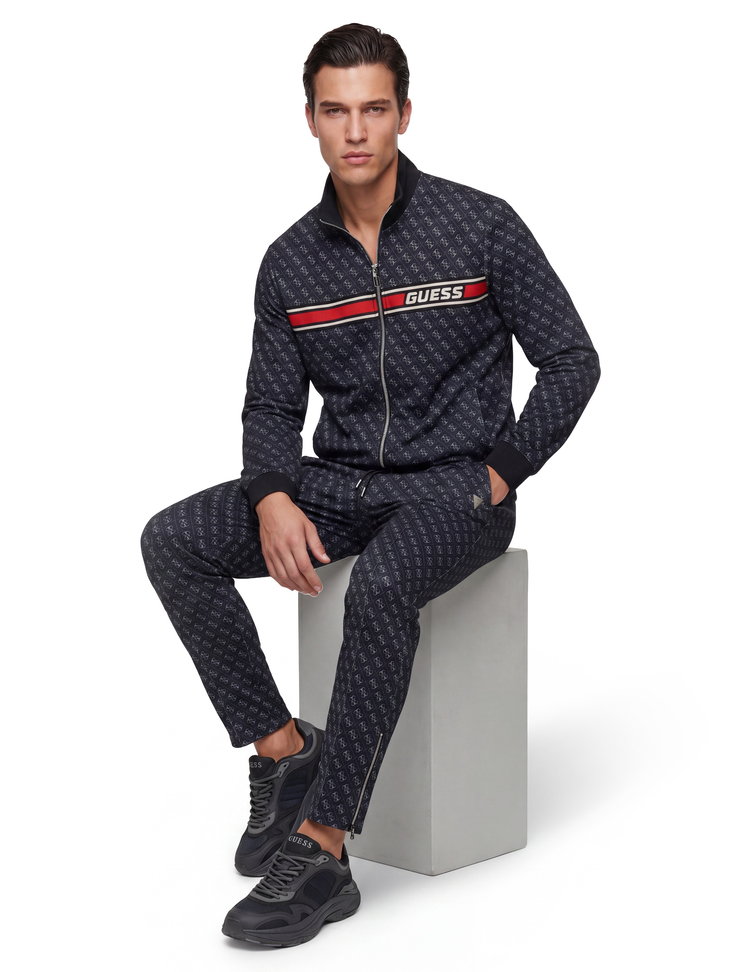 Guess Jogger Pants »KORBIN«  Slim Fit, elastischer Bund mit Kordelzug