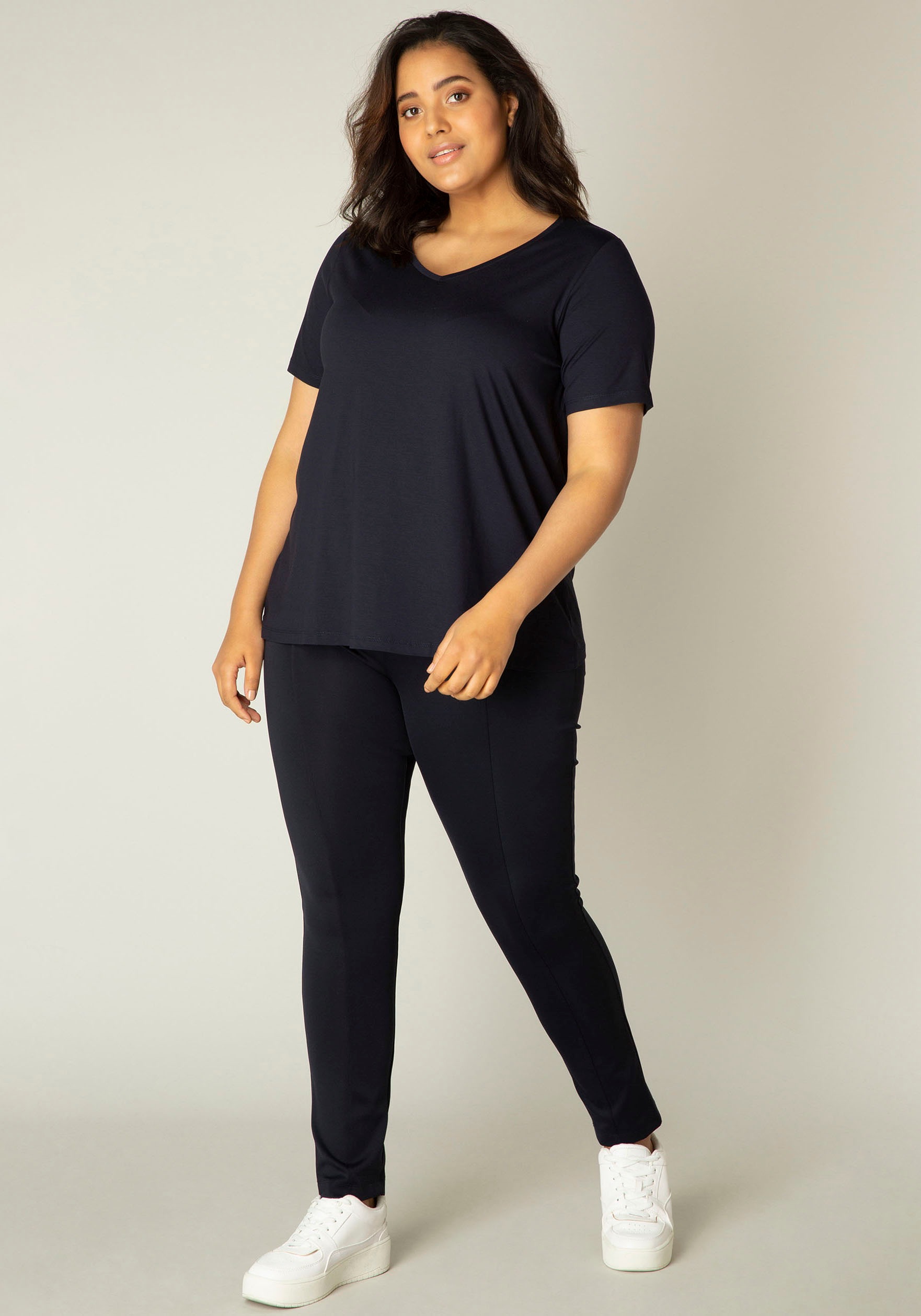Base Level Curvy T-Shirt "Alba", mit V-Ausschnitt günstig online kaufen